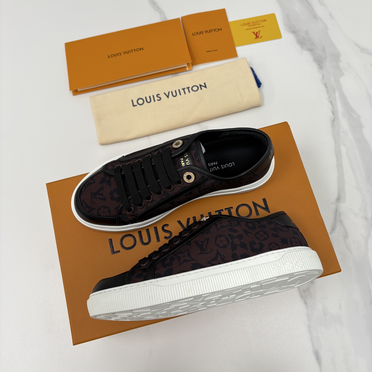 💋💍L家新品 情侣款👫 经典老花休闲板鞋运动鞋 以Monogram老花为品牌灵魂，将法式优雅与现代潮流完