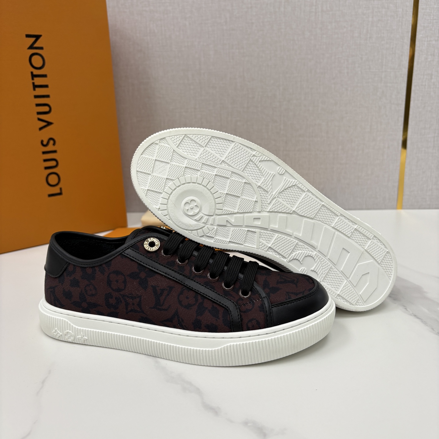 💋💍L家新品 情侣款👫 经典老花休闲板鞋运动鞋 以Monogram老花为品牌灵魂，将法式优雅与现代潮流完