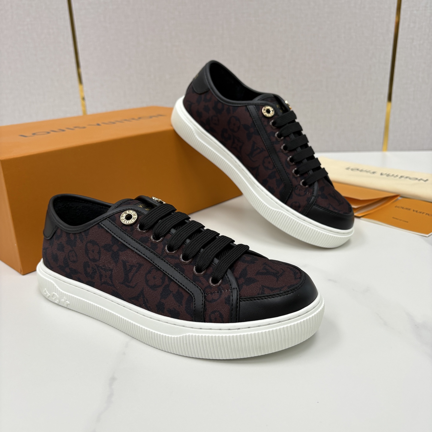 💋💍L家新品 情侣款👫 经典老花休闲板鞋运动鞋 以Monogram老花为品牌灵魂，将法式优雅与现代潮流完