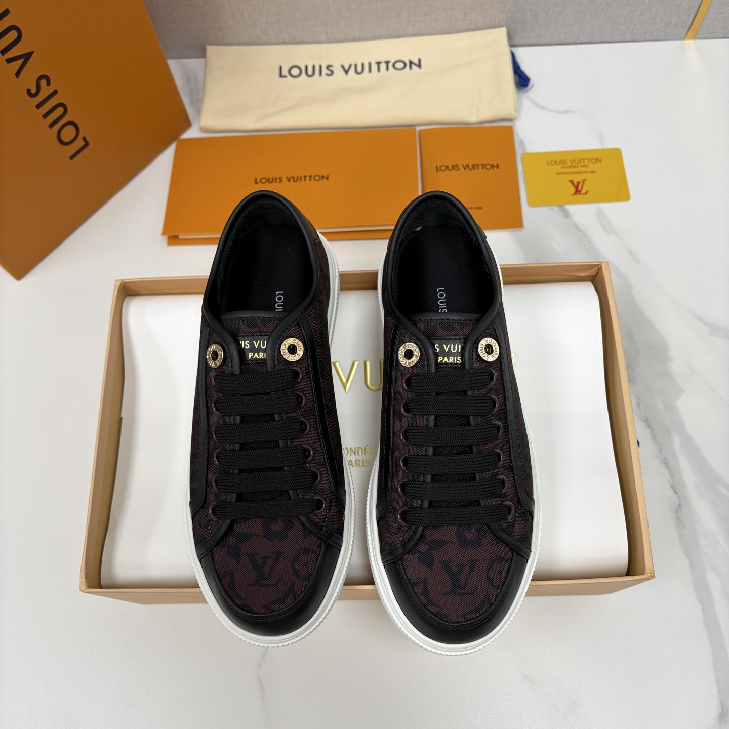 💋💍L家新品 情侣款👫 经典老花休闲板鞋运动鞋 以Monogram老花为品牌灵魂，将法式优雅与现代潮流完