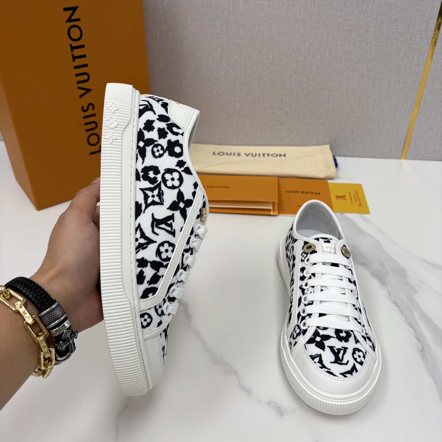 💋💍L家新品 情侣款👫 经典老花休闲板鞋运动鞋 以Monogram老花为品牌灵魂，将法式优雅与现代潮流完