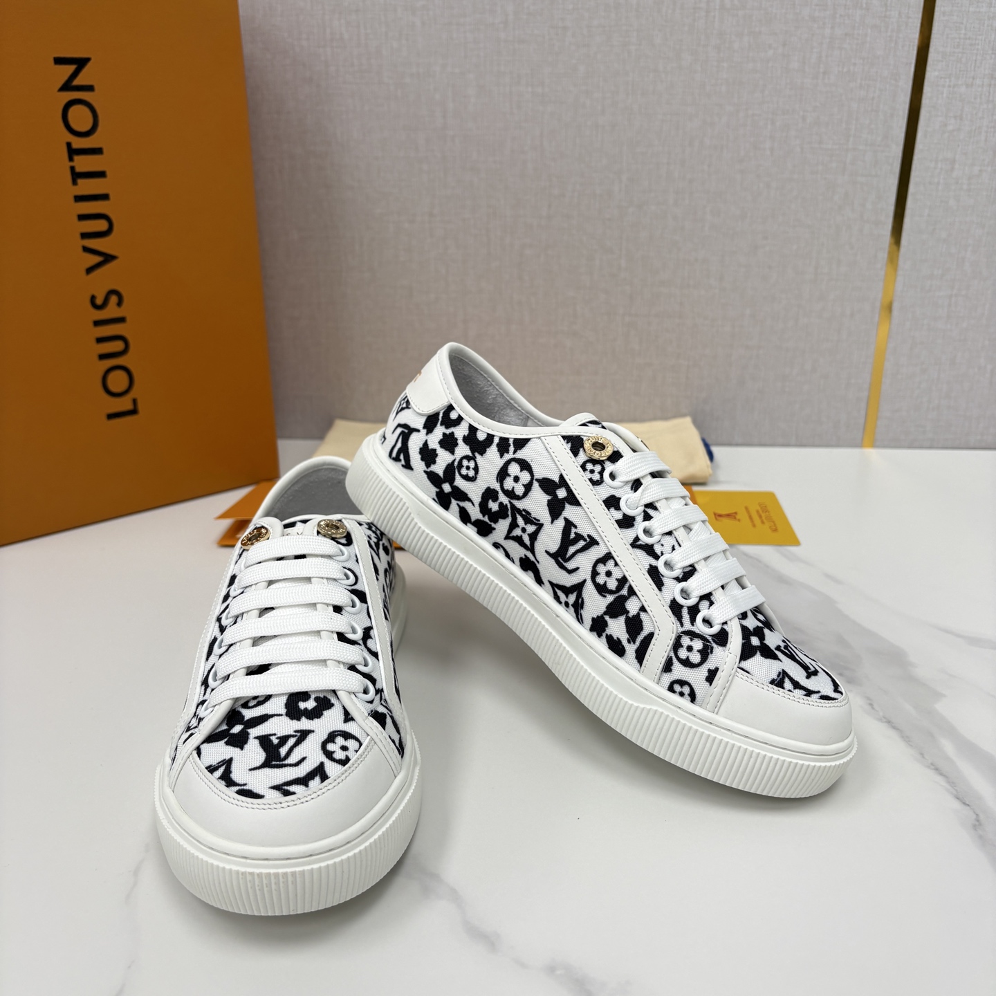 💋💍L家新品 情侣款👫 经典老花休闲板鞋运动鞋 以Monogram老花为品牌灵魂，将法式优雅与现代潮流完