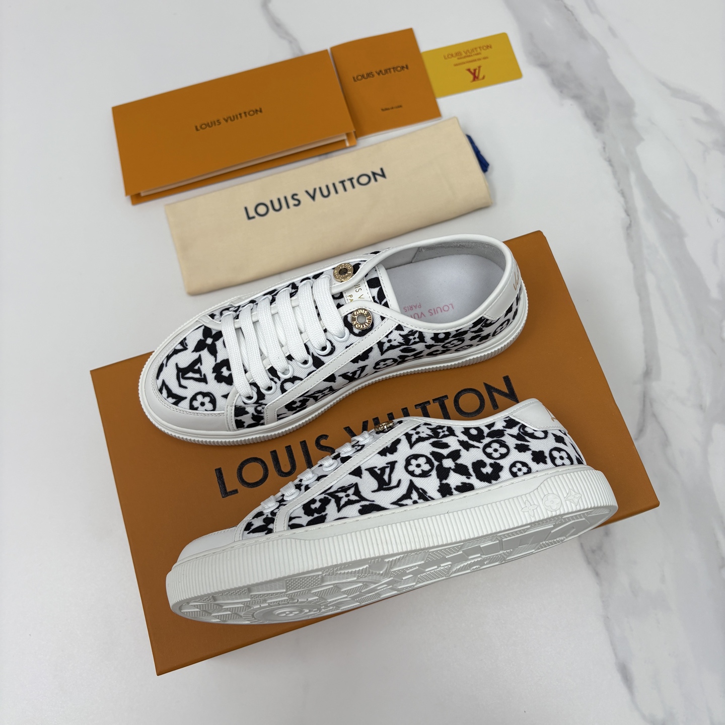 💋💍L家新品 情侣款👫 经典老花休闲板鞋运动鞋 以Monogram老花为品牌灵魂，将法式优雅与现代潮流完