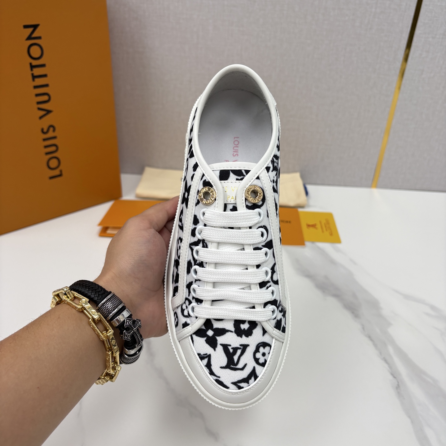 💋💍L家新品 情侣款👫 经典老花休闲板鞋运动鞋 以Monogram老花为品牌灵魂，将法式优雅与现代潮流完