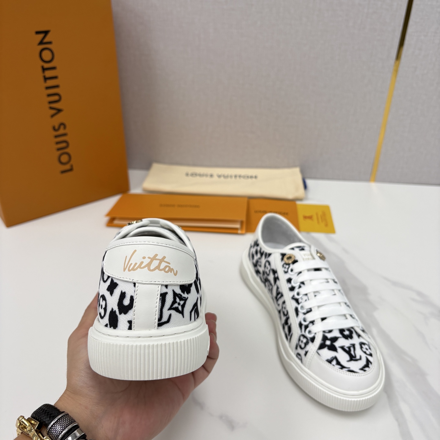 💋💍L家新品 情侣款👫 经典老花休闲板鞋运动鞋 以Monogram老花为品牌灵魂，将法式优雅与现代潮流完