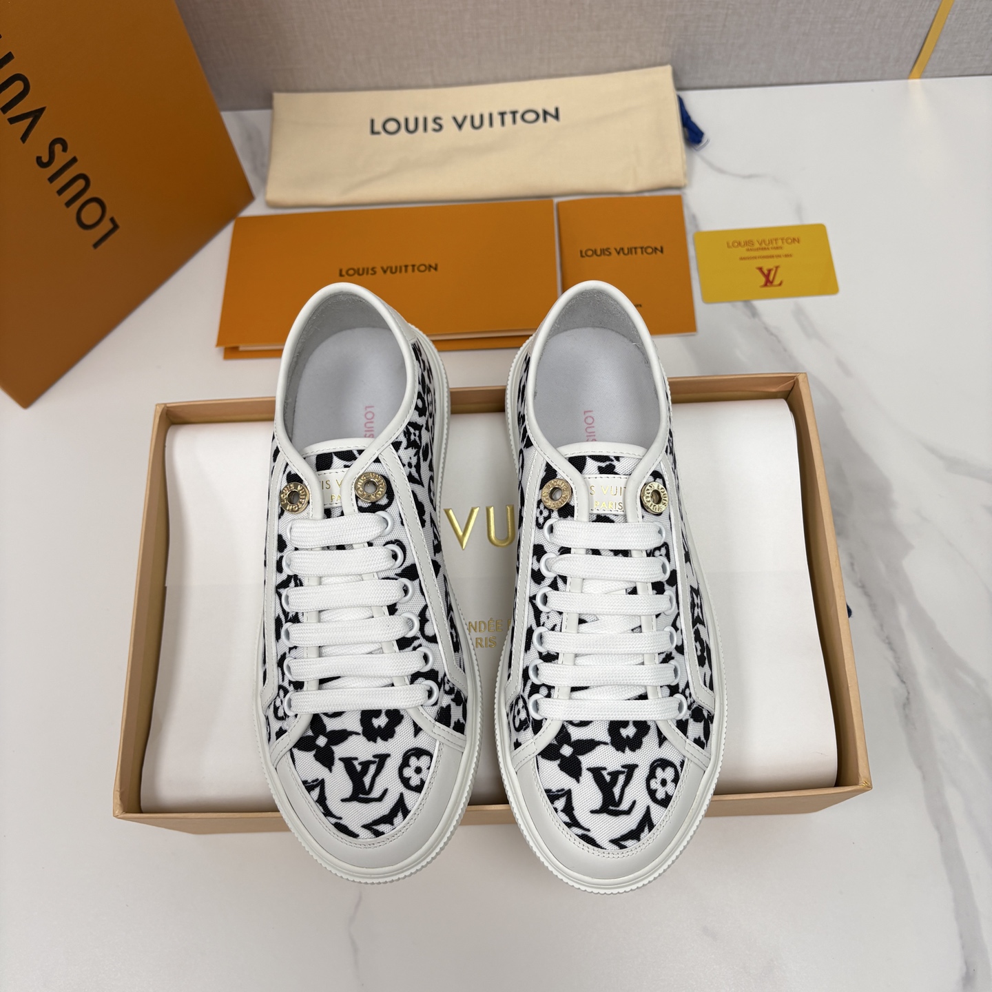 💋💍L家新品 情侣款👫 经典老花休闲板鞋运动鞋 以Monogram老花为品牌灵魂，将法式优雅与现代潮流完