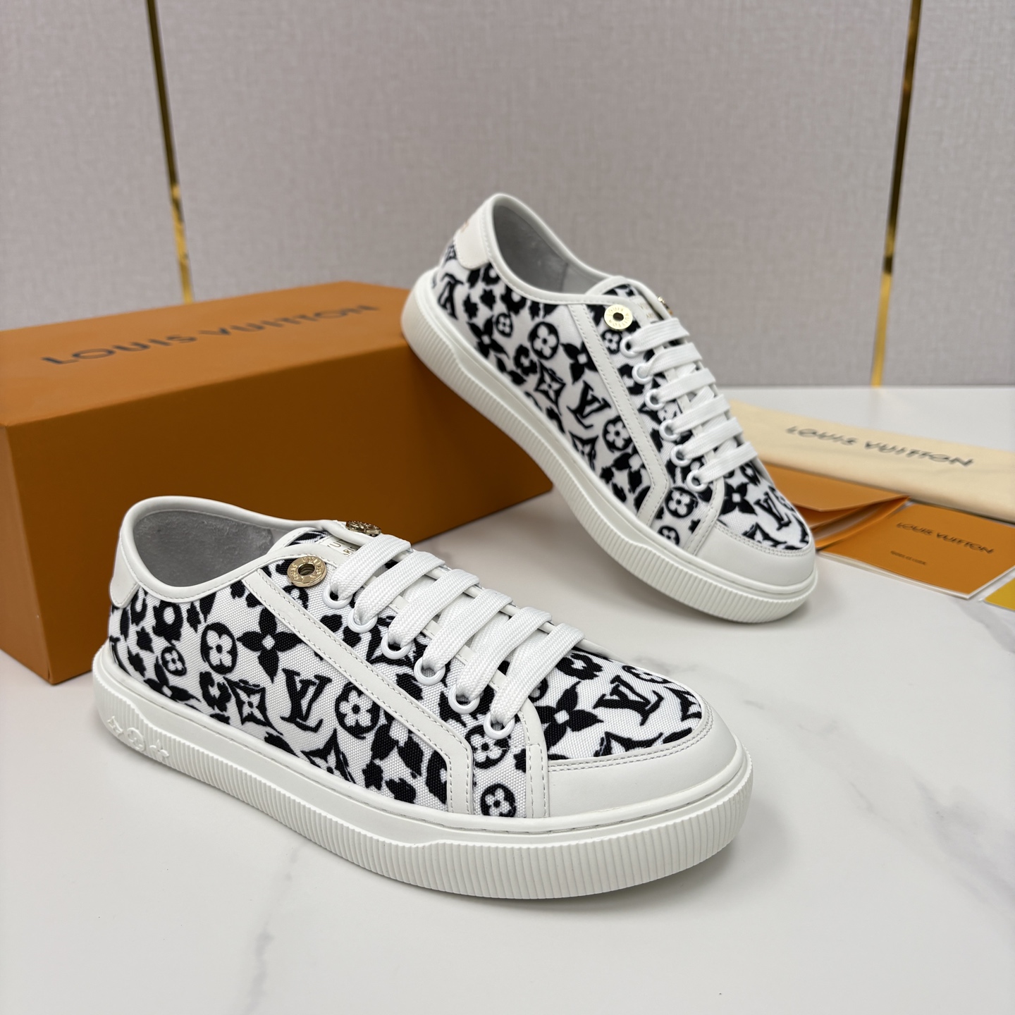 💋💍L家新品 情侣款👫 经典老花休闲板鞋运动鞋 以Monogram老花为品牌灵魂，将法式优雅与现代潮流完