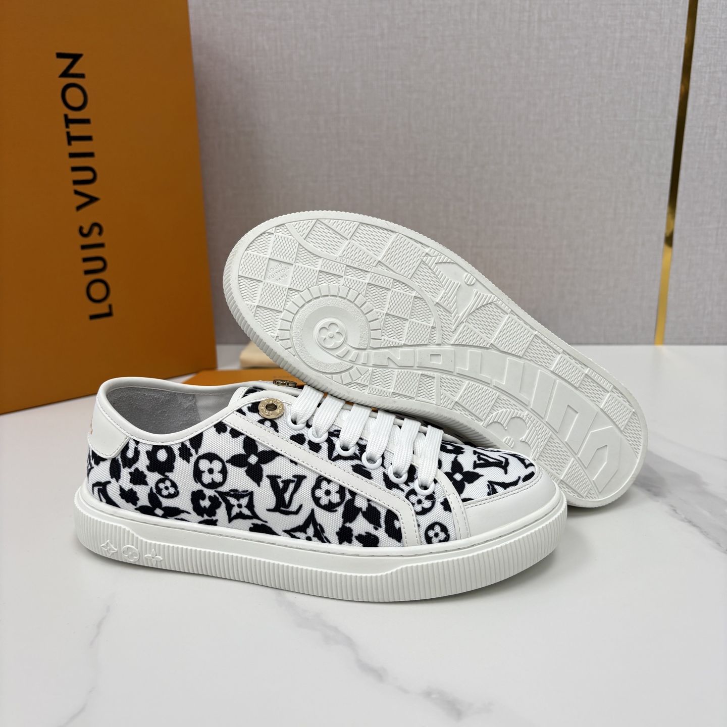 💋💍L家新品 情侣款👫 经典老花休闲板鞋运动鞋 以Monogram老花为品牌灵魂，将法式优雅与现代潮流完