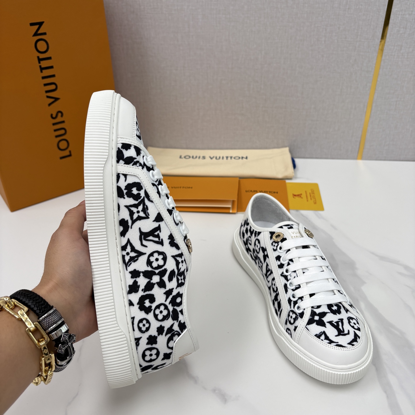 💋💍L家新品 情侣款👫 经典老花休闲板鞋运动鞋 以Monogram老花为品牌灵魂，将法式优雅与现代潮流完