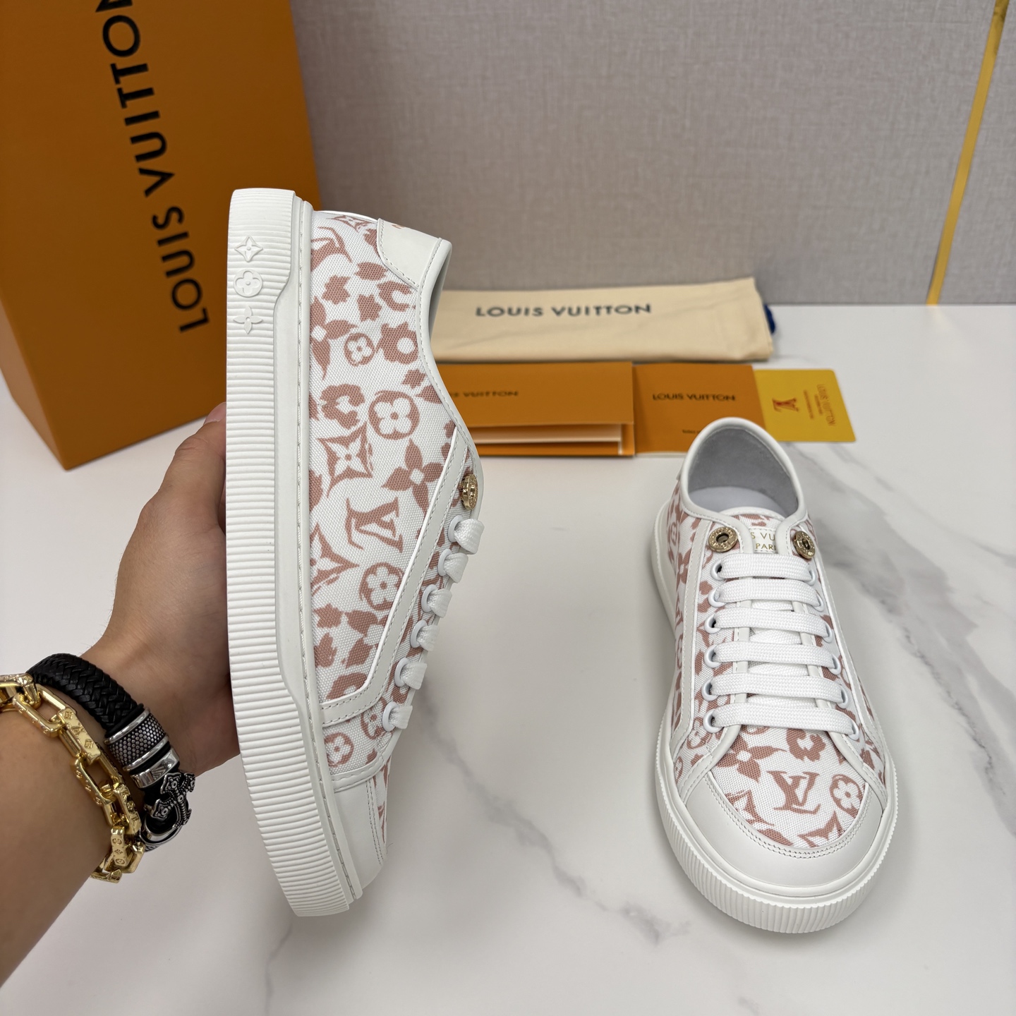 💋💍L家新品 情侣款👫 经典老花休闲板鞋运动鞋 以Monogram老花为品牌灵魂，将法式优雅与现代潮流完