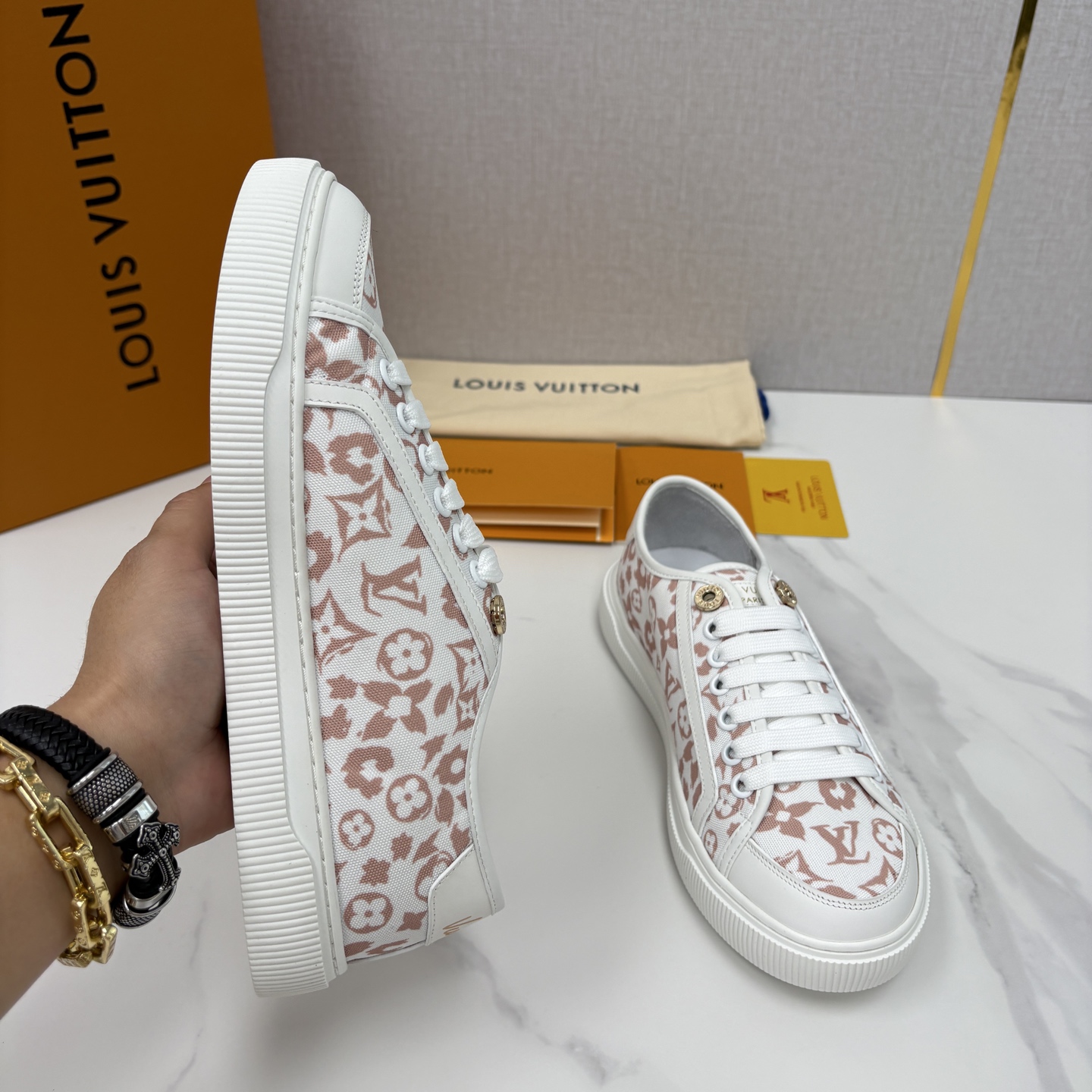 💋💍L家新品 情侣款👫 经典老花休闲板鞋运动鞋 以Monogram老花为品牌灵魂，将法式优雅与现代潮流完