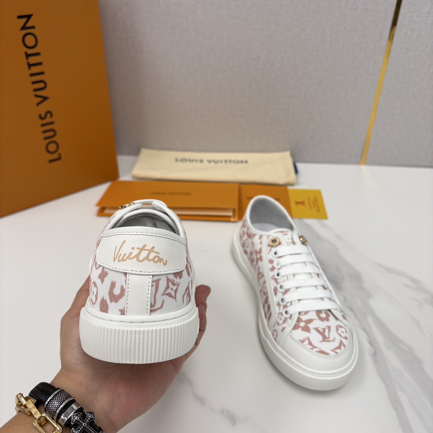 💋💍L家新品 情侣款👫 经典老花休闲板鞋运动鞋 以Monogram老花为品牌灵魂，将法式优雅与现代潮流完