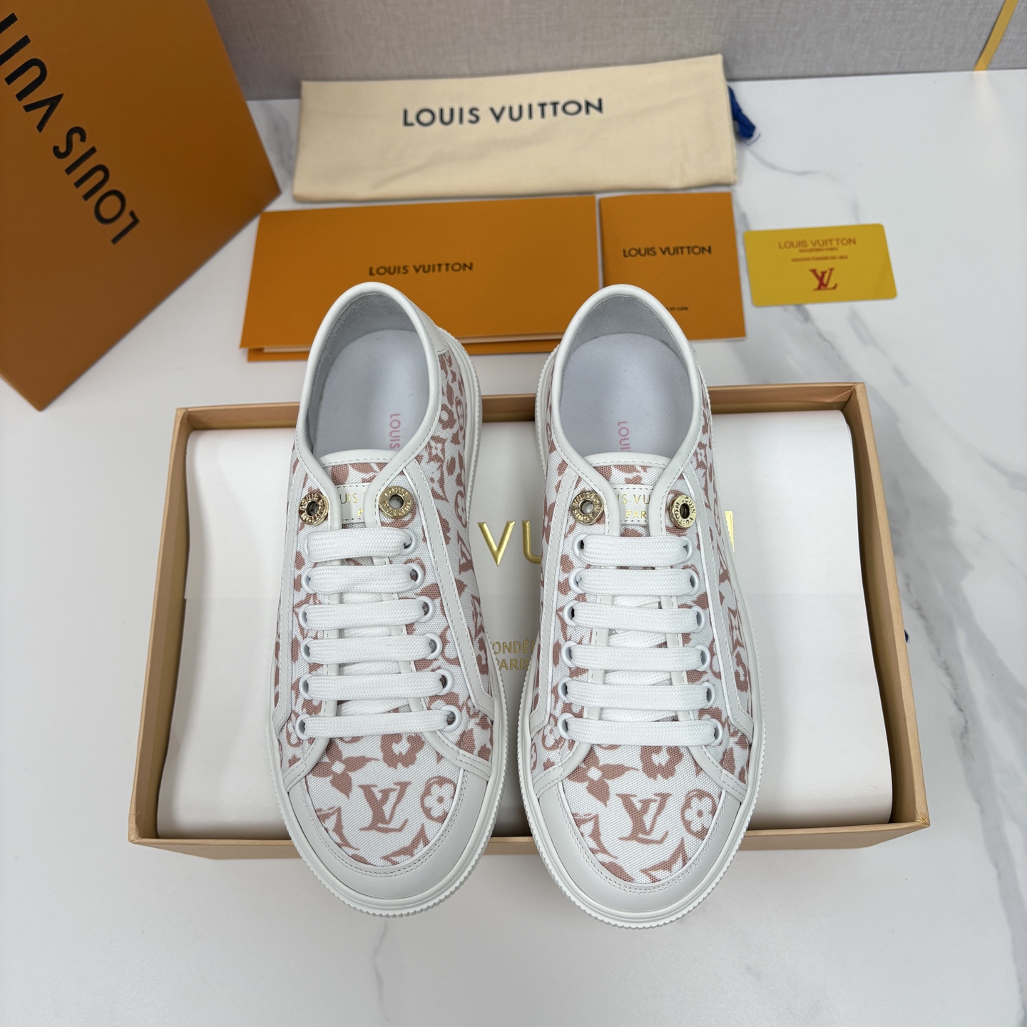 💋💍L家新品 情侣款👫 经典老花休闲板鞋运动鞋 以Monogram老花为品牌灵魂，将法式优雅与现代潮流完