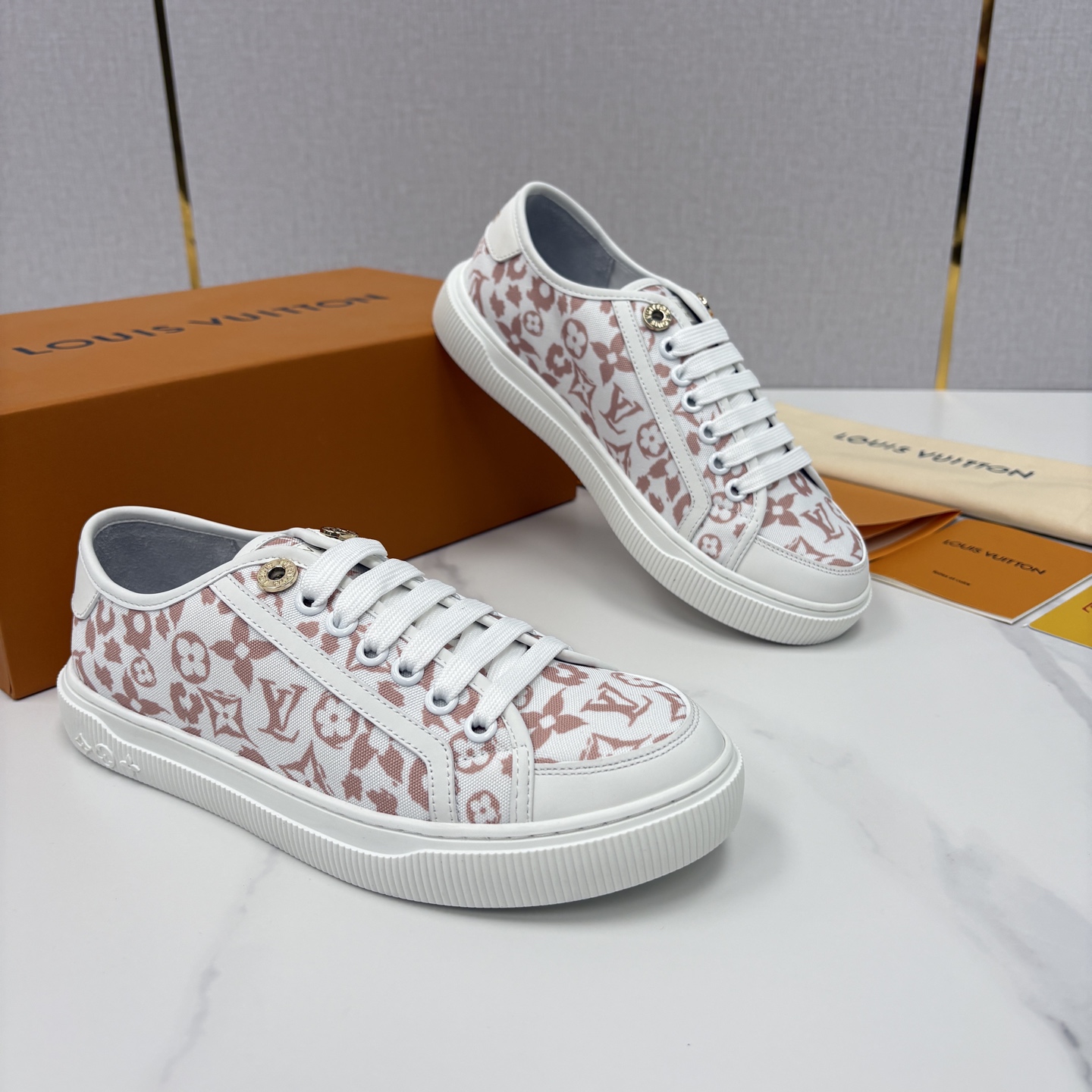 💋💍L家新品 情侣款👫 经典老花休闲板鞋运动鞋 以Monogram老花为品牌灵魂，将法式优雅与现代潮流完