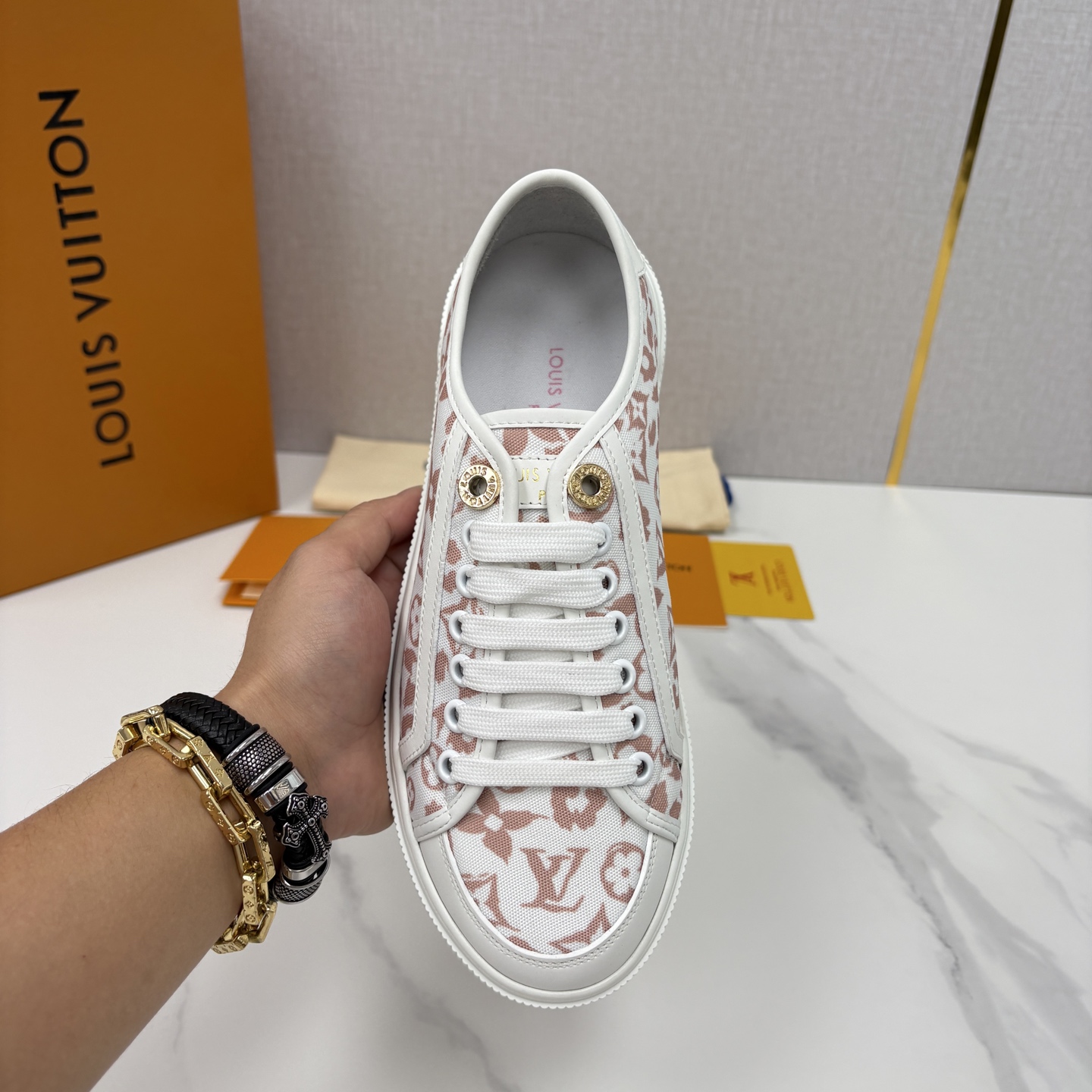 💋💍L家新品 情侣款👫 经典老花休闲板鞋运动鞋 以Monogram老花为品牌灵魂，将法式优雅与现代潮流完