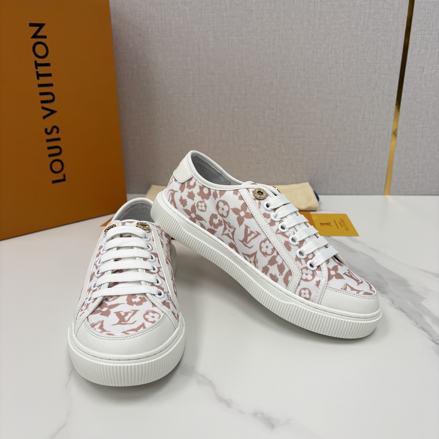 💋💍L家新品 情侣款👫 经典老花休闲板鞋运动鞋 以Monogram老花为品牌灵魂，将法式优雅与现代潮流完