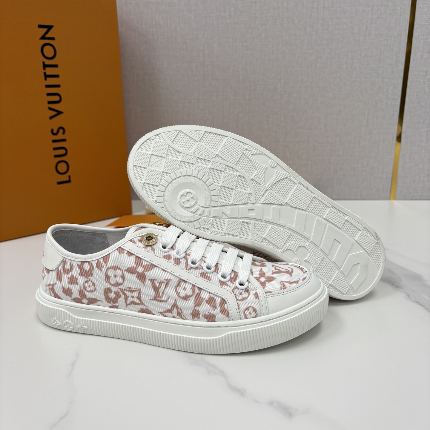 💋💍L家新品 情侣款👫 经典老花休闲板鞋运动鞋 以Monogram老花为品牌灵魂，将法式优雅与现代潮流完