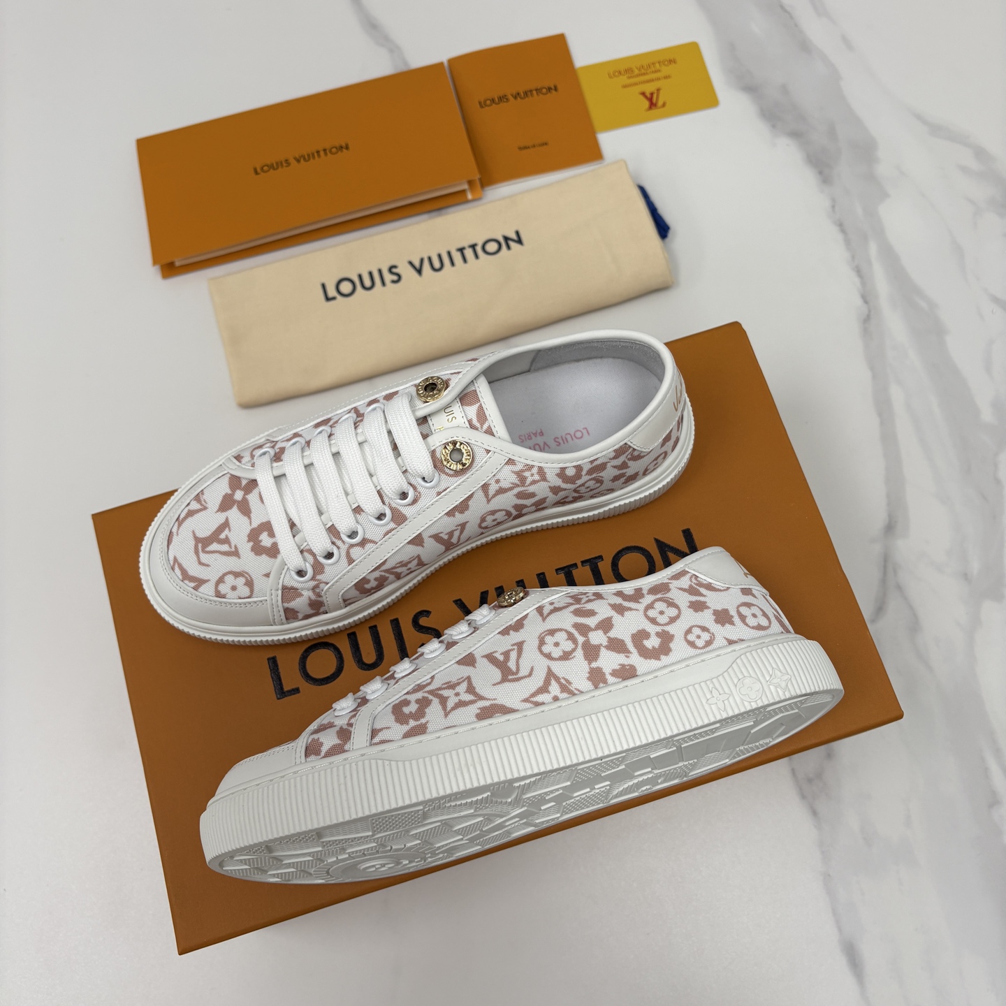 💋💍L家新品 情侣款👫 经典老花休闲板鞋运动鞋 以Monogram老花为品牌灵魂，将法式优雅与现代潮流完