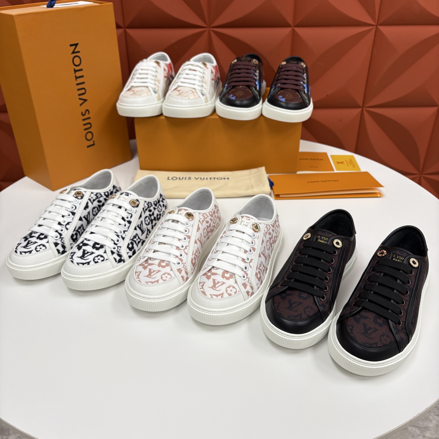 💋💍L家新品 情侣款👫 经典老花休闲板鞋运动鞋 以Monogram老花为品牌灵魂，将法式优雅与现代潮流完