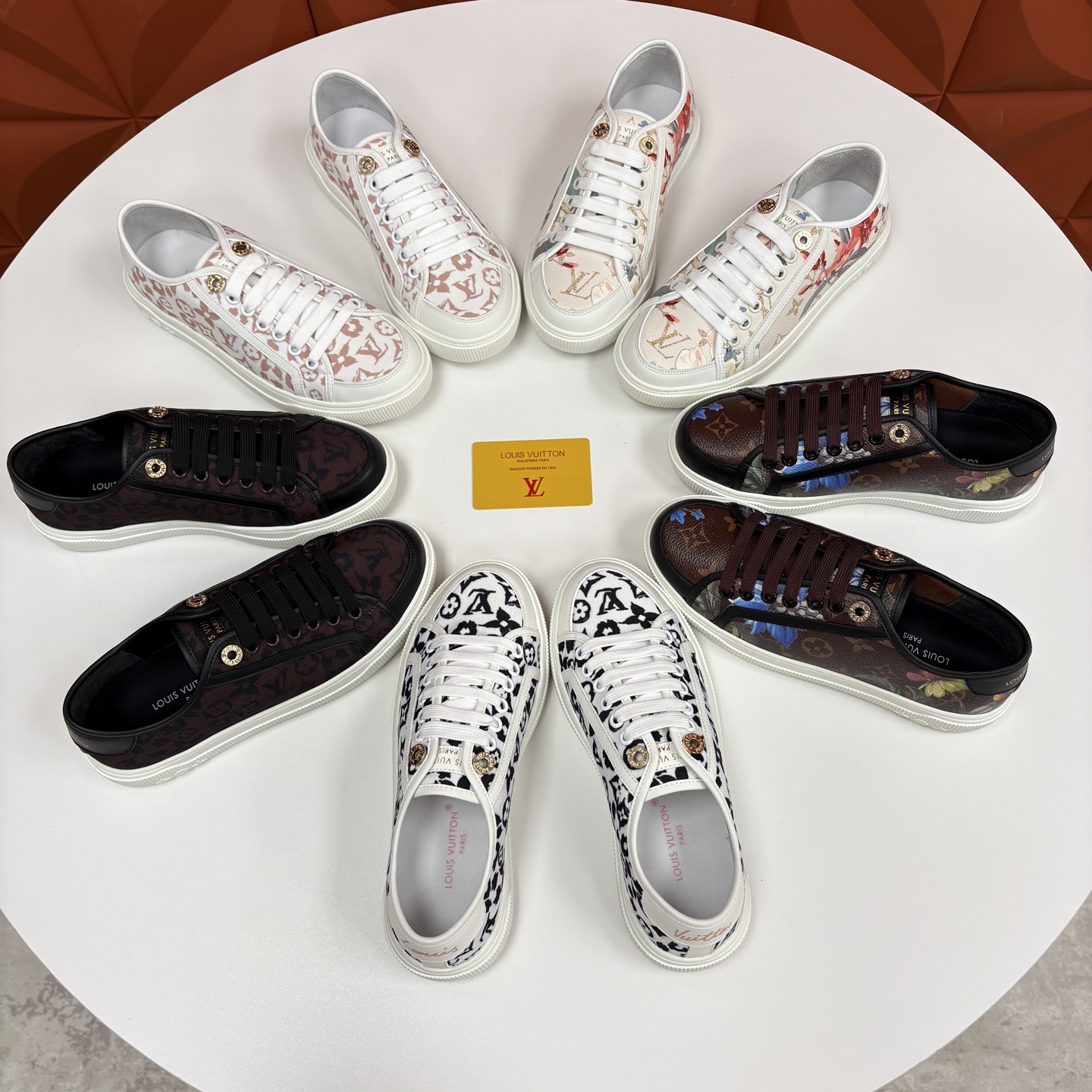 💋💍L家新品 情侣款👫 经典老花休闲板鞋运动鞋 以Monogram老花为品牌灵魂，将法式优雅与现代潮流完