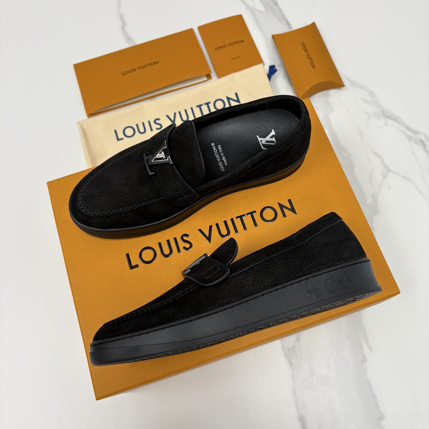 💋💍L 家新品 LOU*S VUITTO* 新品男士休闲乐福鞋 甄选进口头层牛皮/反绒牛皮制成 。 鞋身