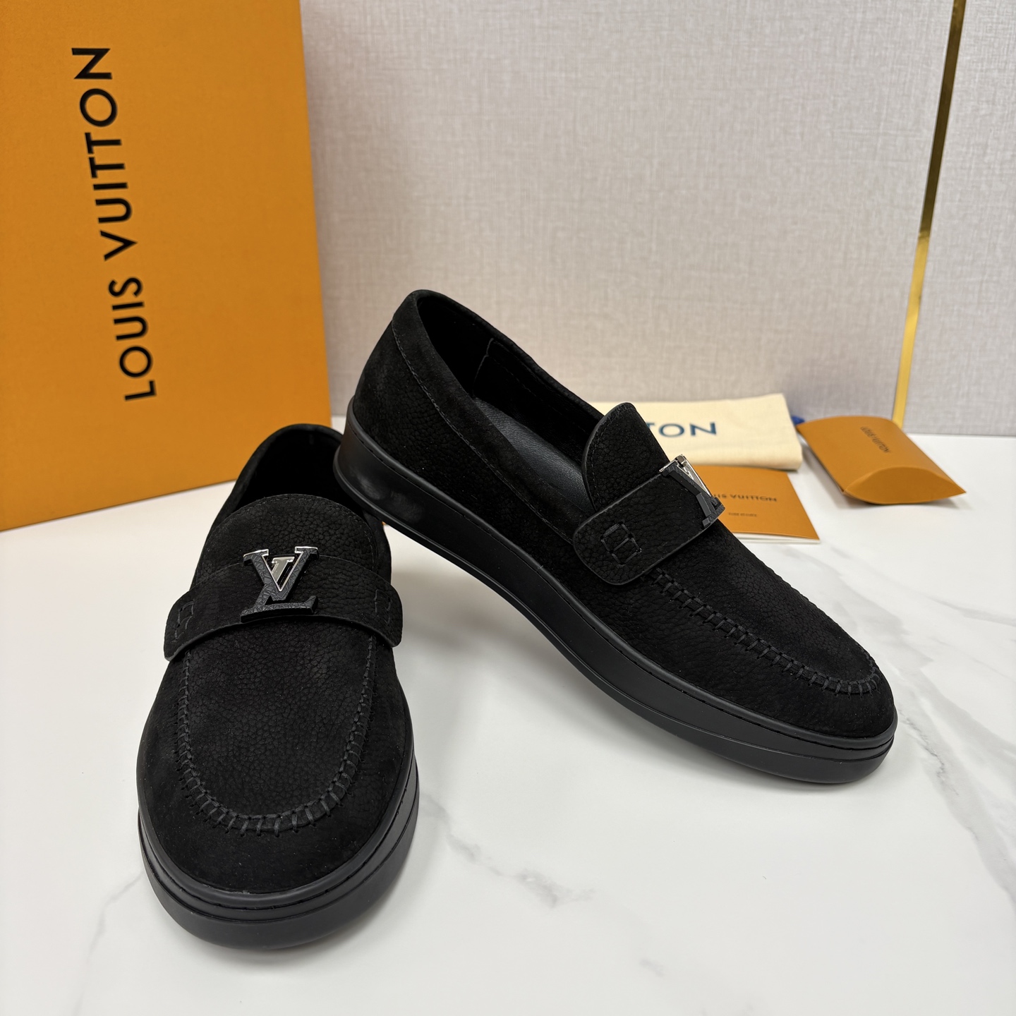 💋💍L 家新品 LOU*S VUITTO* 新品男士休闲乐福鞋 甄选进口头层牛皮/反绒牛皮制成 。 鞋身