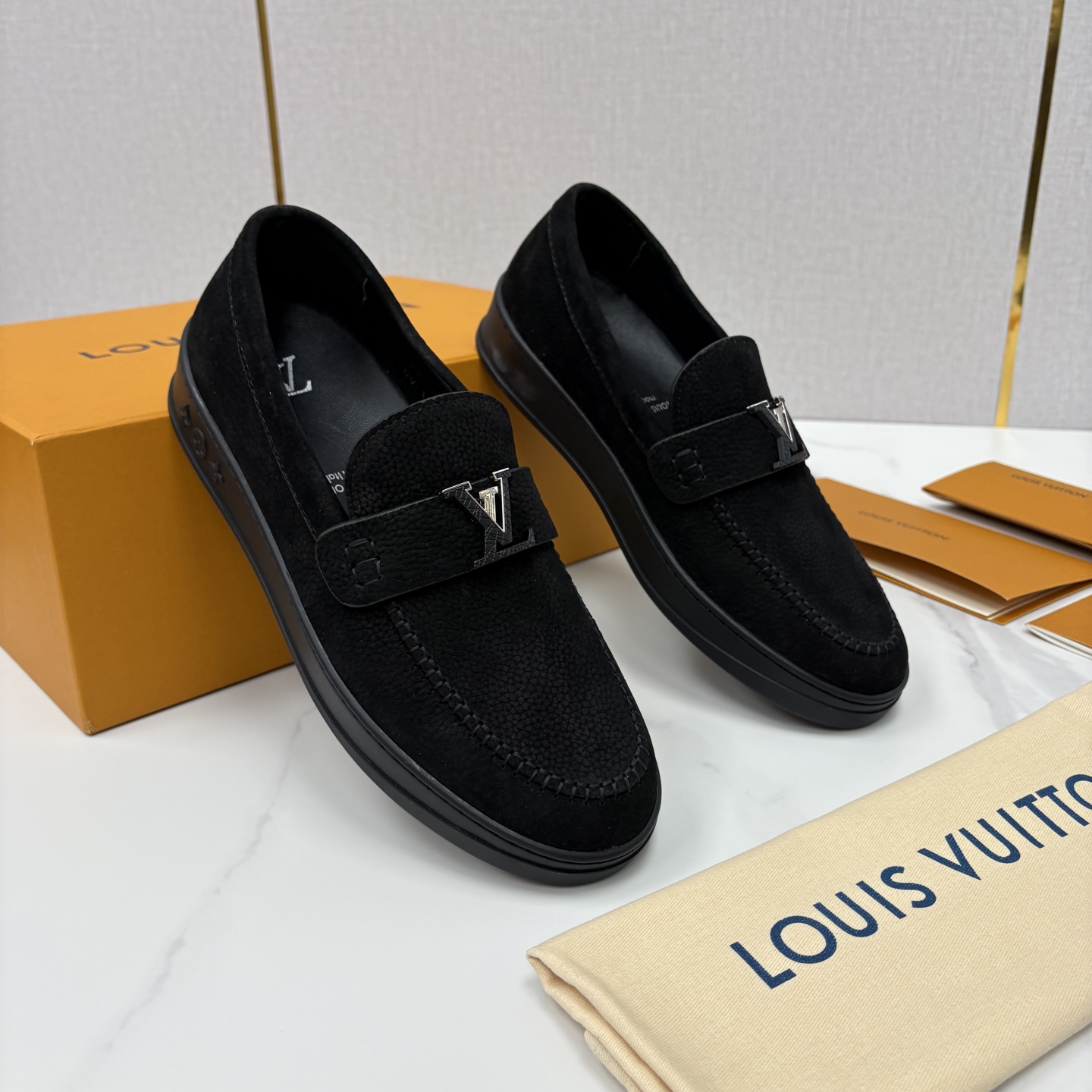 💋💍L 家新品 LOU*S VUITTO* 新品男士休闲乐福鞋 甄选进口头层牛皮/反绒牛皮制成 。 鞋身