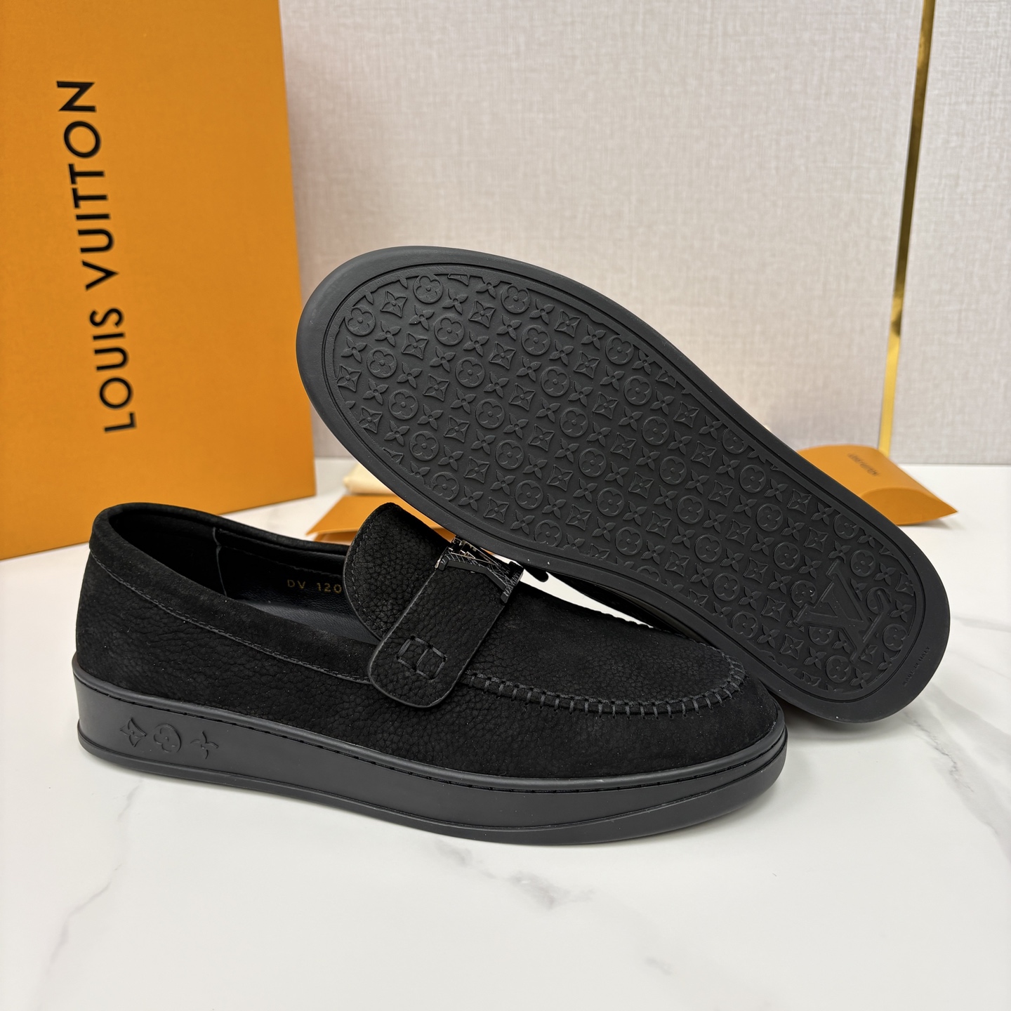 💋💍L 家新品 LOU*S VUITTO* 新品男士休闲乐福鞋 甄选进口头层牛皮/反绒牛皮制成 。 鞋身