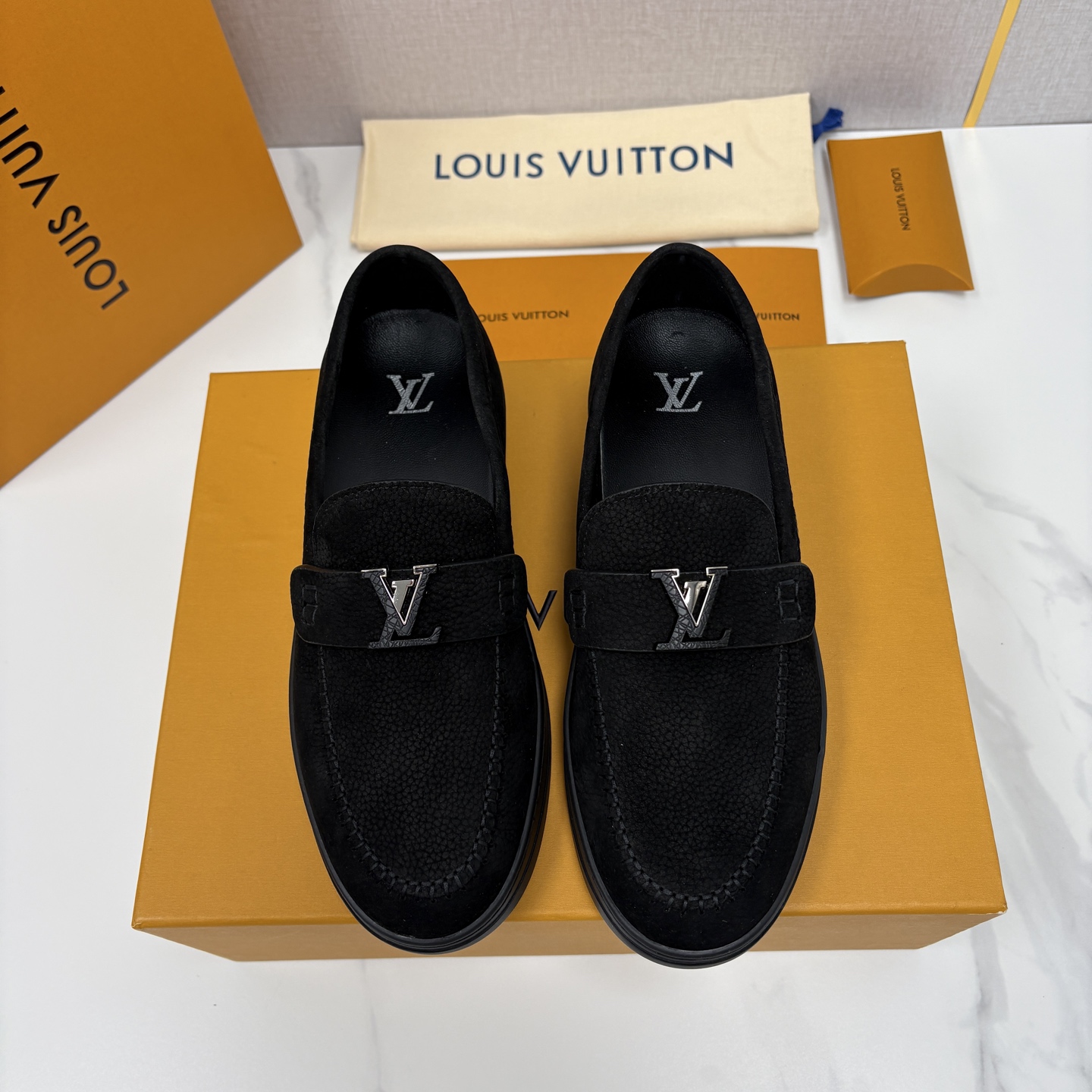 💋💍L 家新品 LOU*S VUITTO* 新品男士休闲乐福鞋 甄选进口头层牛皮/反绒牛皮制成 。 鞋身