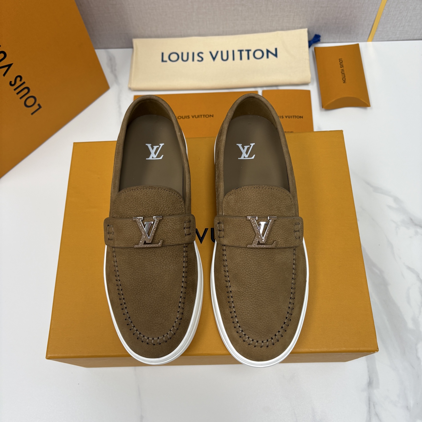 💋💍L 家新品 LOU*S VUITTO* 新品男士休闲乐福鞋 甄选进口头层牛皮/反绒牛皮制成 。 鞋身