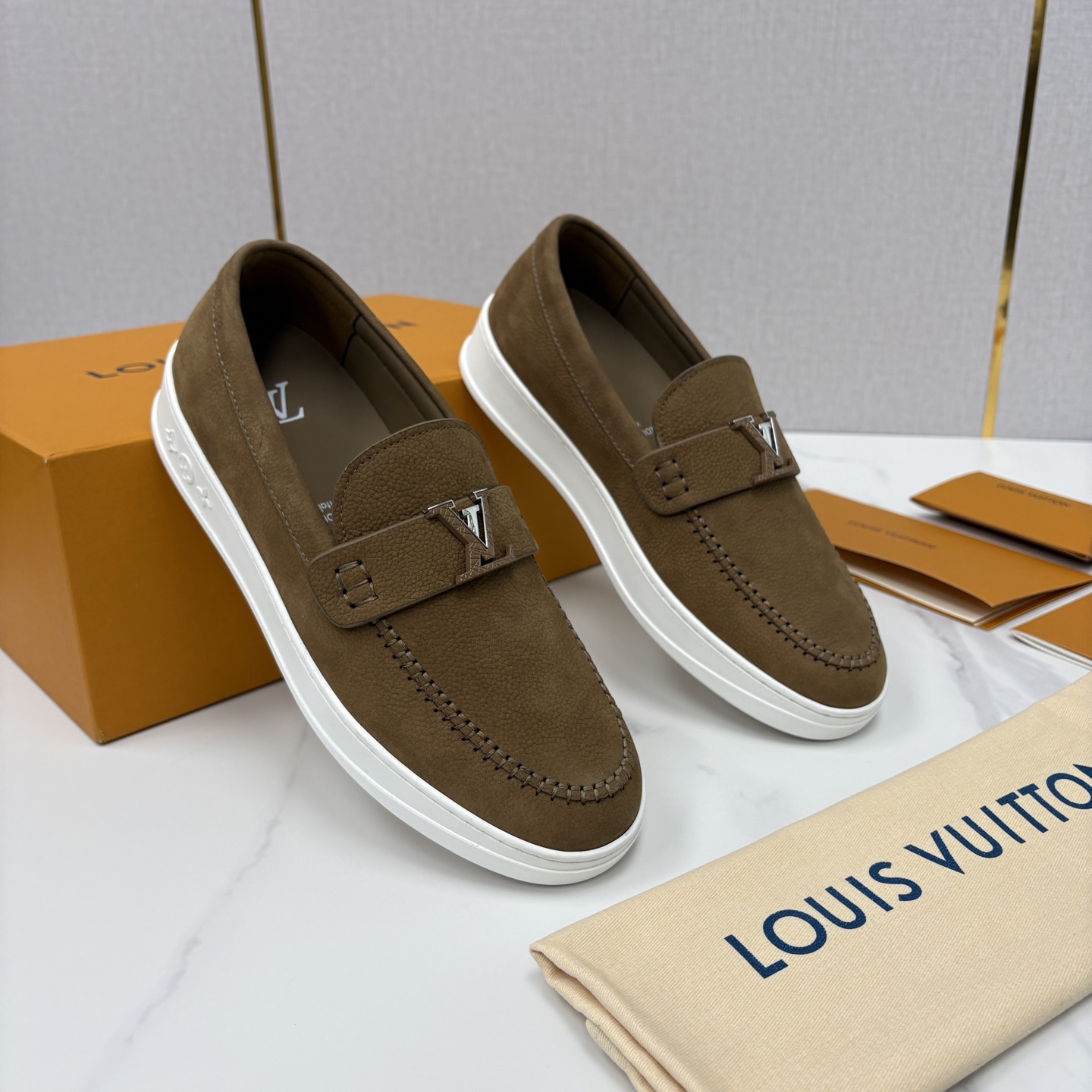 💋💍L 家新品 LOU*S VUITTO* 新品男士休闲乐福鞋 甄选进口头层牛皮/反绒牛皮制成 。 鞋身