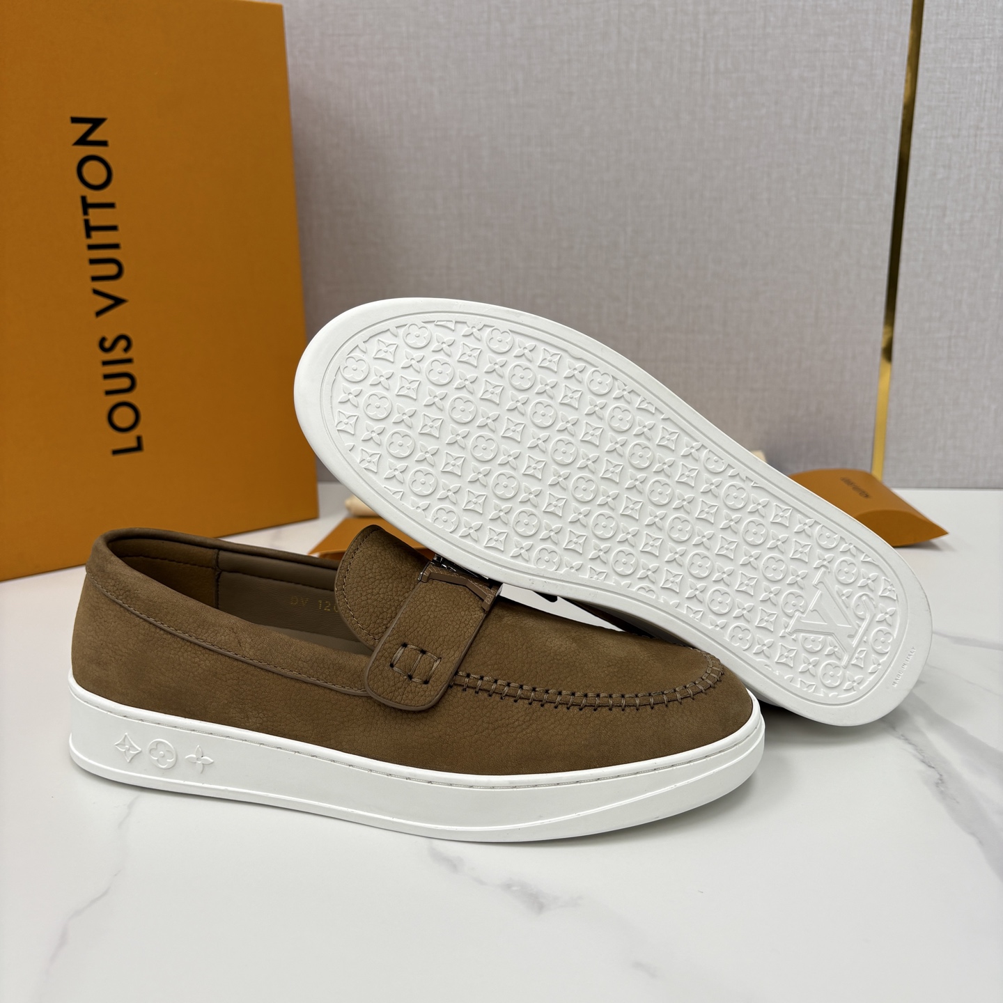 💋💍L 家新品 LOU*S VUITTO* 新品男士休闲乐福鞋 甄选进口头层牛皮/反绒牛皮制成 。 鞋身