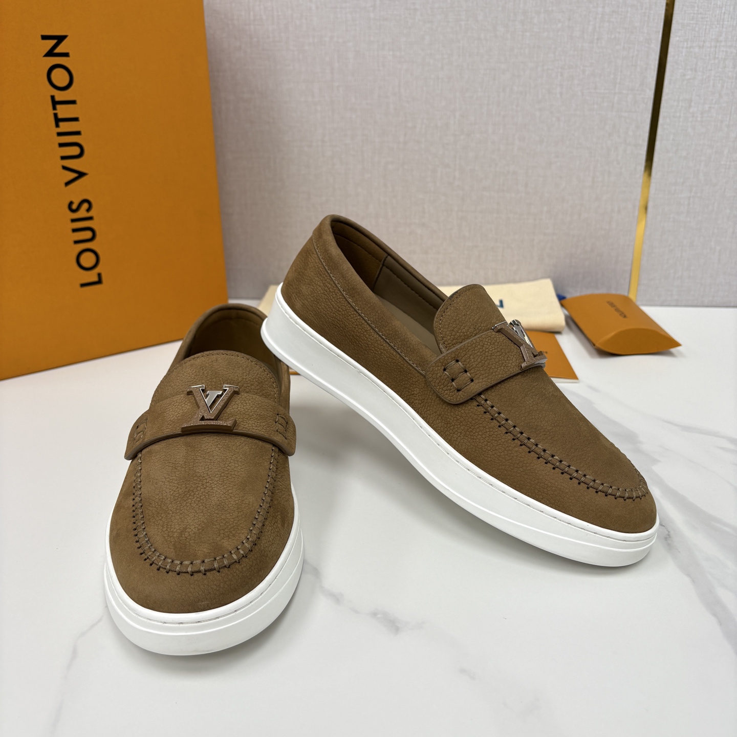 💋💍L 家新品 LOU*S VUITTO* 新品男士休闲乐福鞋 甄选进口头层牛皮/反绒牛皮制成 。 鞋身