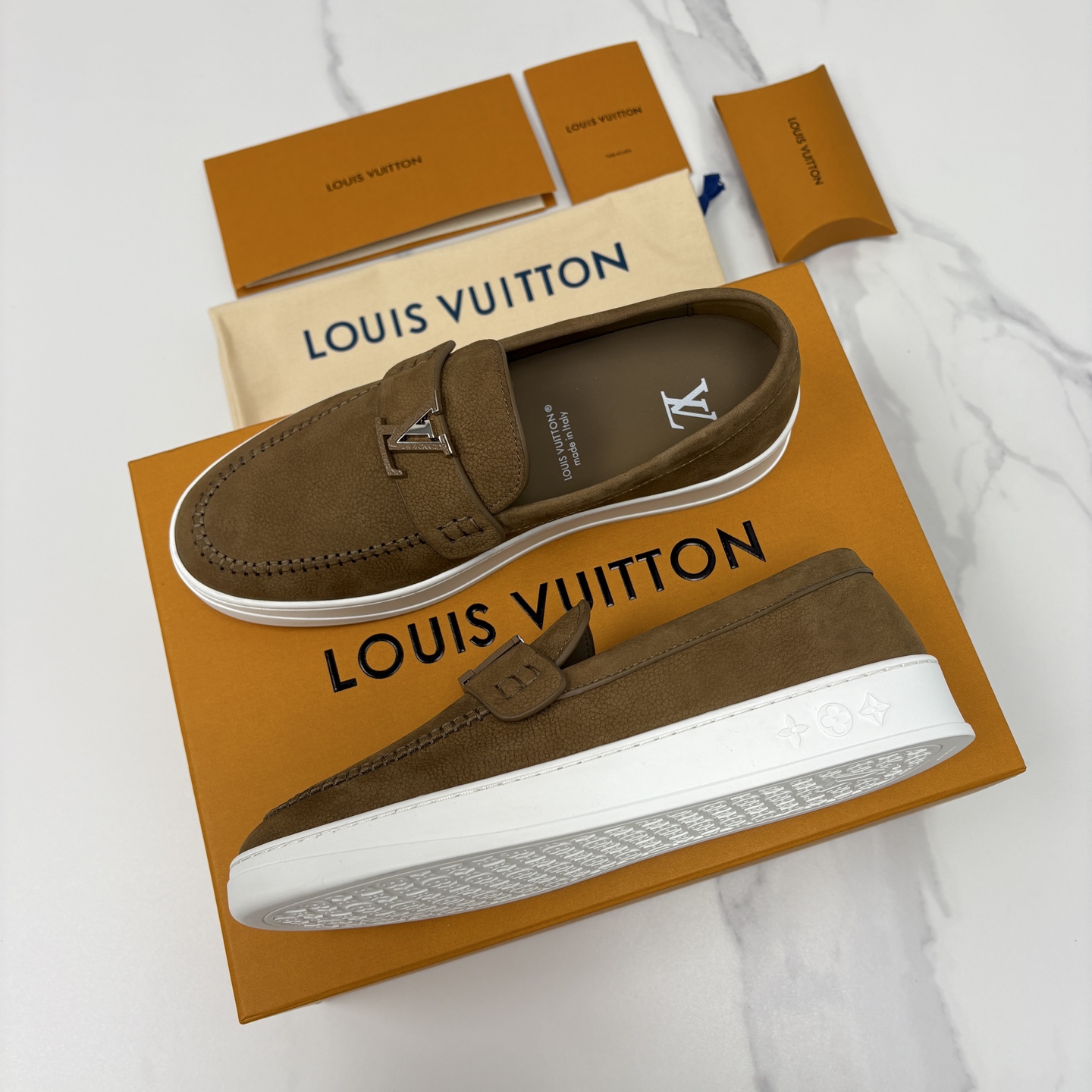 💋💍L 家新品 LOU*S VUITTO* 新品男士休闲乐福鞋 甄选进口头层牛皮/反绒牛皮制成 。 鞋身