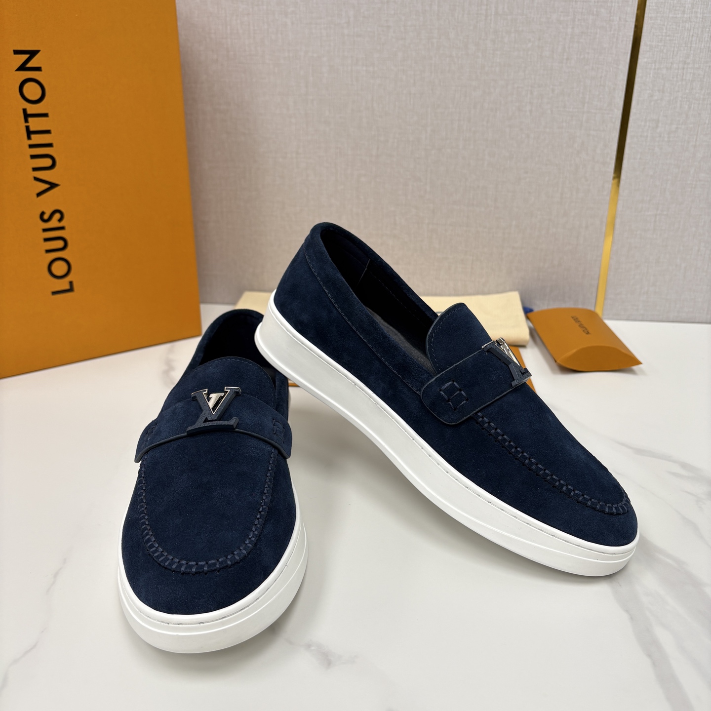 💋💍L 家新品 LOU*S VUITTO* 新品男士休闲乐福鞋 甄选进口头层牛皮/反绒牛皮制成 。 鞋身