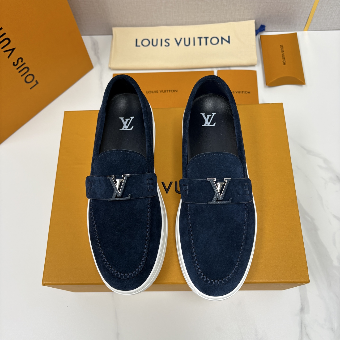 💋💍L 家新品 LOU*S VUITTO* 新品男士休闲乐福鞋 甄选进口头层牛皮/反绒牛皮制成 。 鞋身