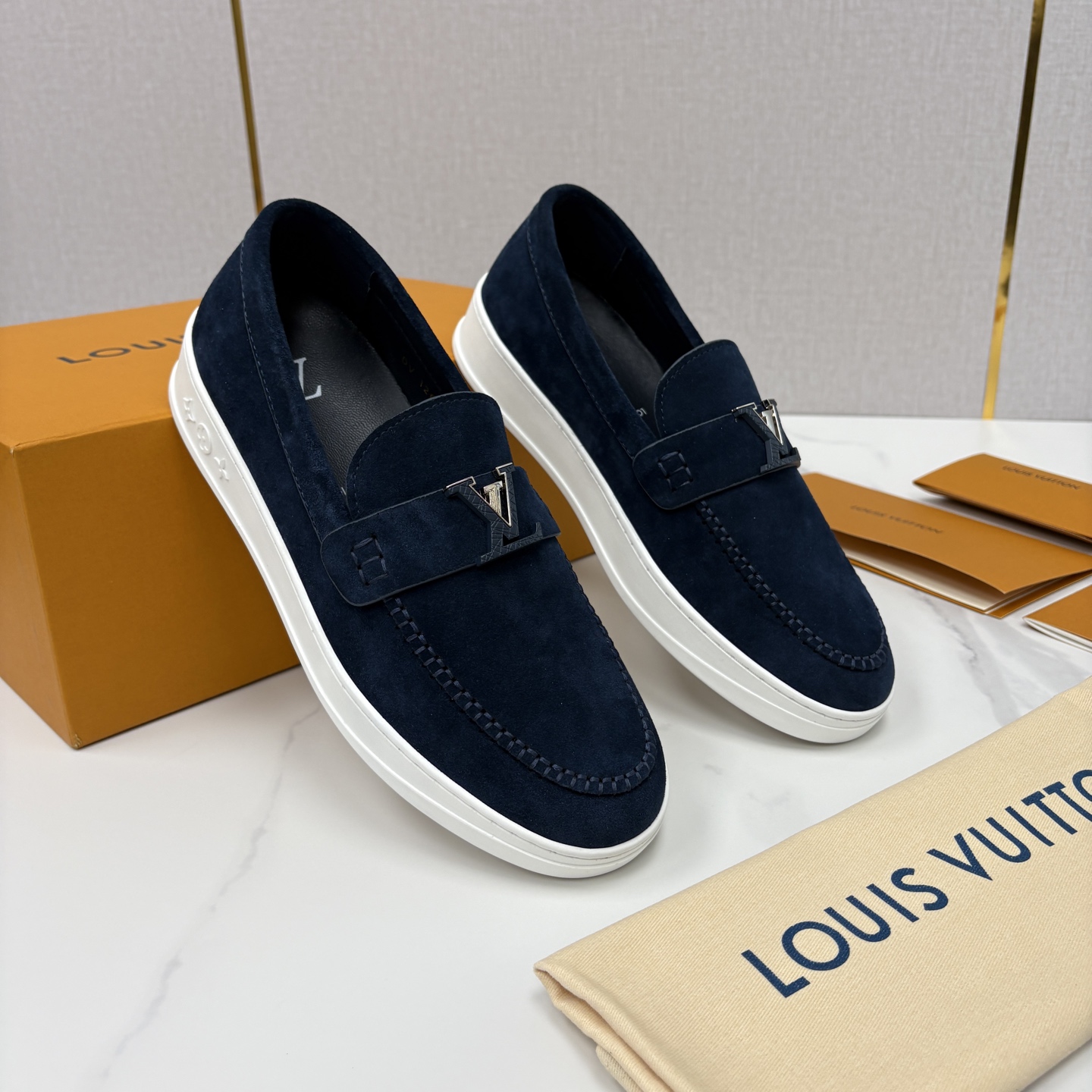 💋💍L 家新品 LOU*S VUITTO* 新品男士休闲乐福鞋 甄选进口头层牛皮/反绒牛皮制成 。 鞋身