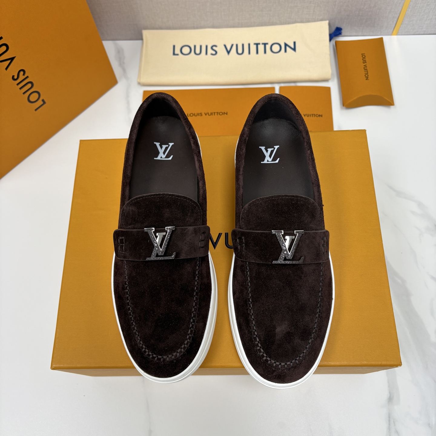 💋💍L 家新品 LOU*S VUITTO* 新品男士休闲乐福鞋 甄选进口头层牛皮/反绒牛皮制成 。 鞋身