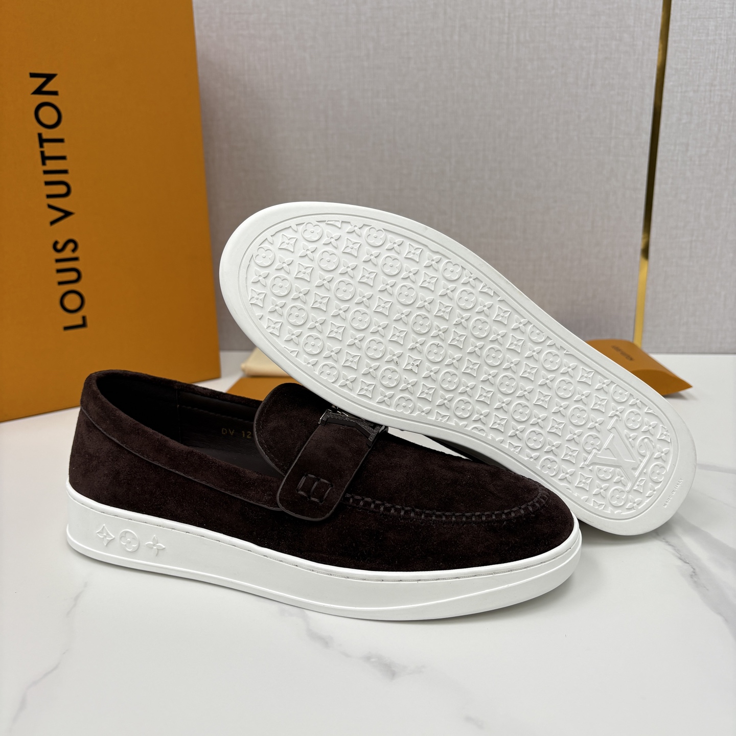 💋💍L 家新品 LOU*S VUITTO* 新品男士休闲乐福鞋 甄选进口头层牛皮/反绒牛皮制成 。 鞋身