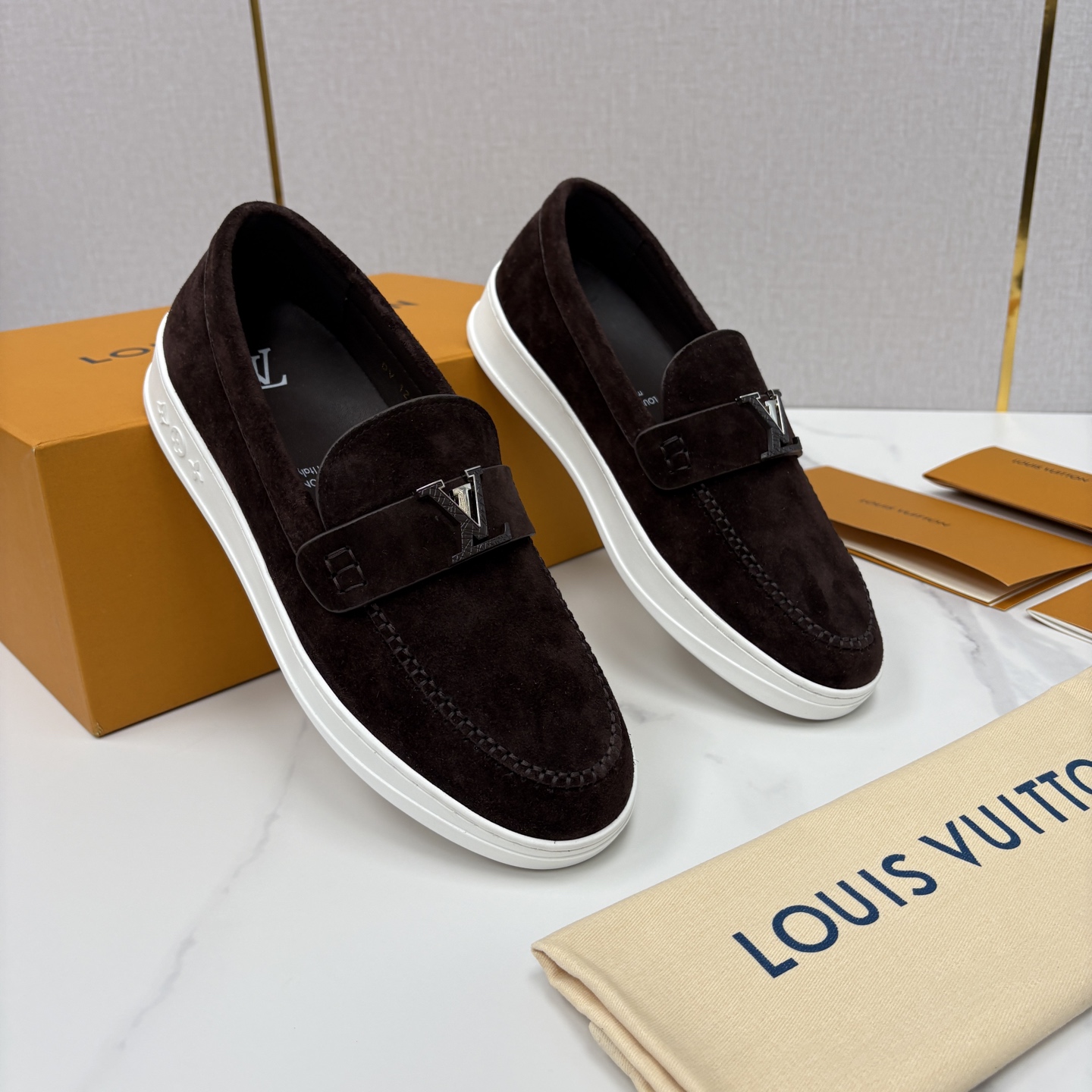 💋💍L 家新品 LOU*S VUITTO* 新品男士休闲乐福鞋 甄选进口头层牛皮/反绒牛皮制成 。 鞋身