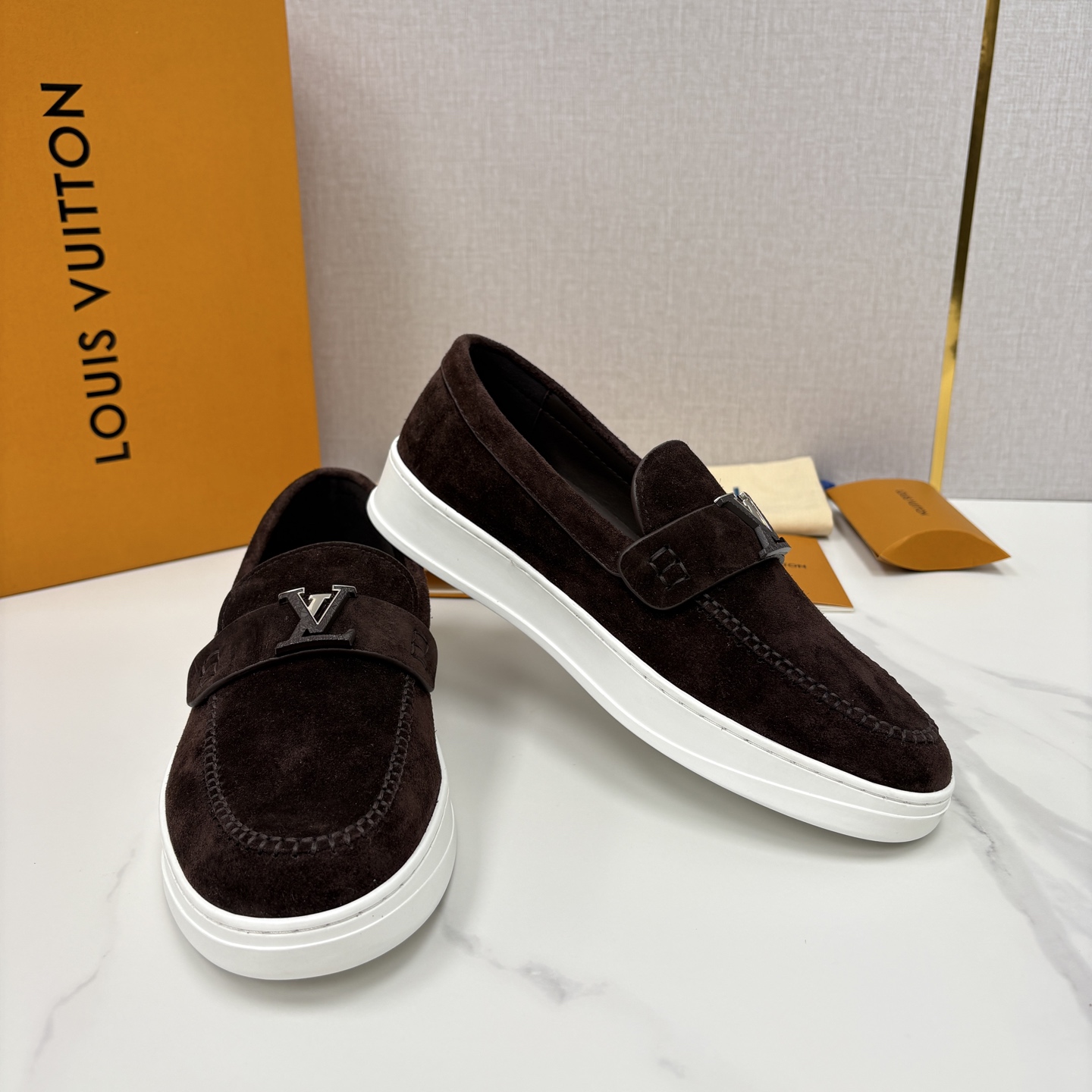 💋💍L 家新品 LOU*S VUITTO* 新品男士休闲乐福鞋 甄选进口头层牛皮/反绒牛皮制成 。 鞋身