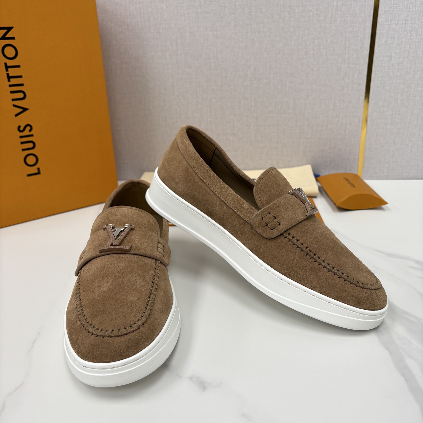 💋💍L 家新品 LOU*S VUITTO* 新品男士休闲乐福鞋 甄选进口头层牛皮/反绒牛皮制成 。 鞋身