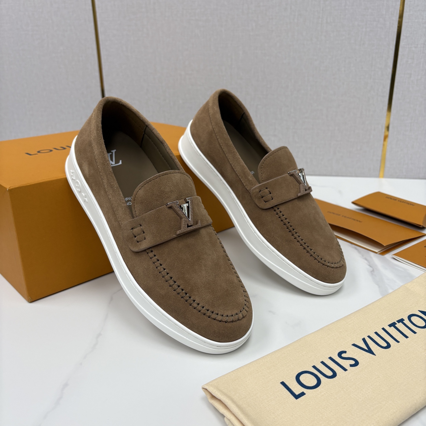 💋💍L 家新品 LOU*S VUITTO* 新品男士休闲乐福鞋 甄选进口头层牛皮/反绒牛皮制成 。 鞋身