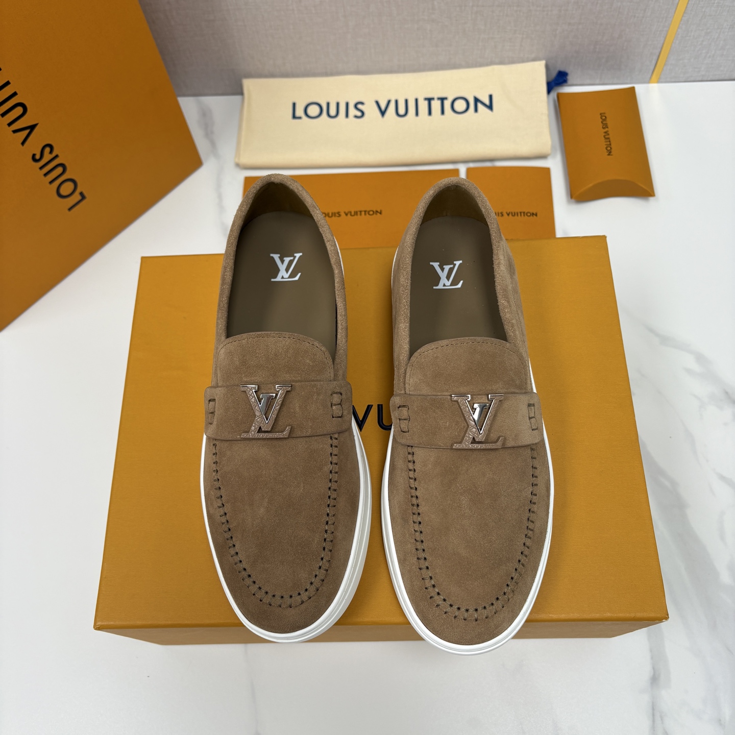 💋💍L 家新品 LOU*S VUITTO* 新品男士休闲乐福鞋 甄选进口头层牛皮/反绒牛皮制成 。 鞋身