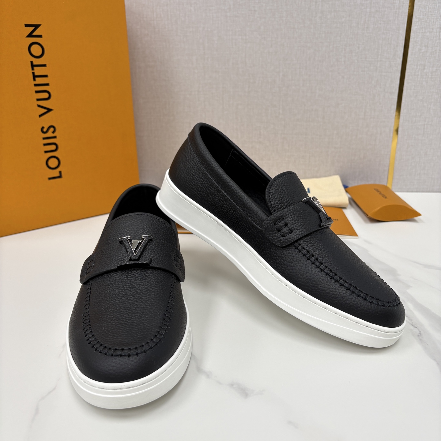 💋💍L 家新品 LOU*S VUITTO* 新品男士休闲乐福鞋 甄选进口头层牛皮/反绒牛皮制成 。 鞋身