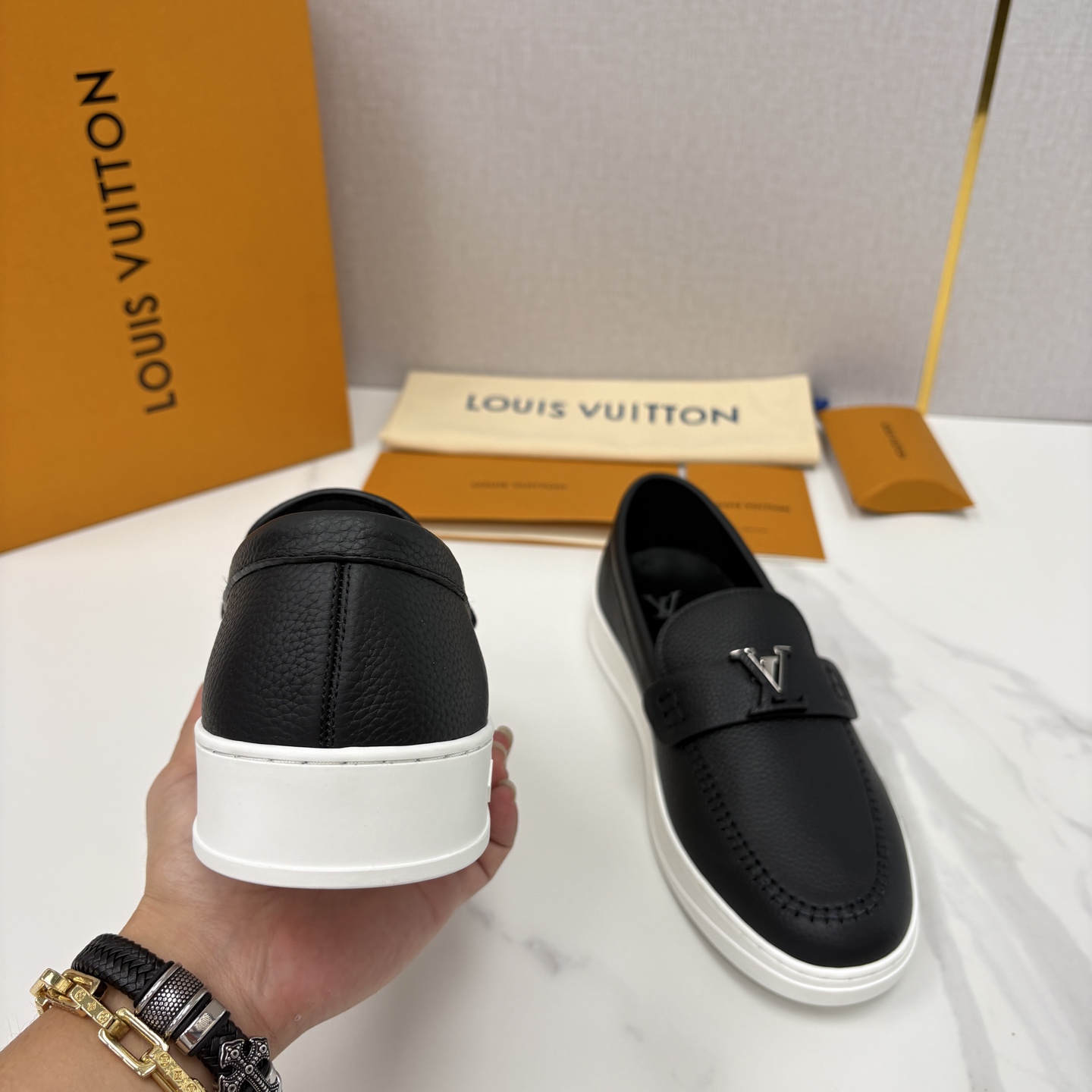 💋💍L 家新品 LOU*S VUITTO* 新品男士休闲乐福鞋 甄选进口头层牛皮/反绒牛皮制成 。 鞋身