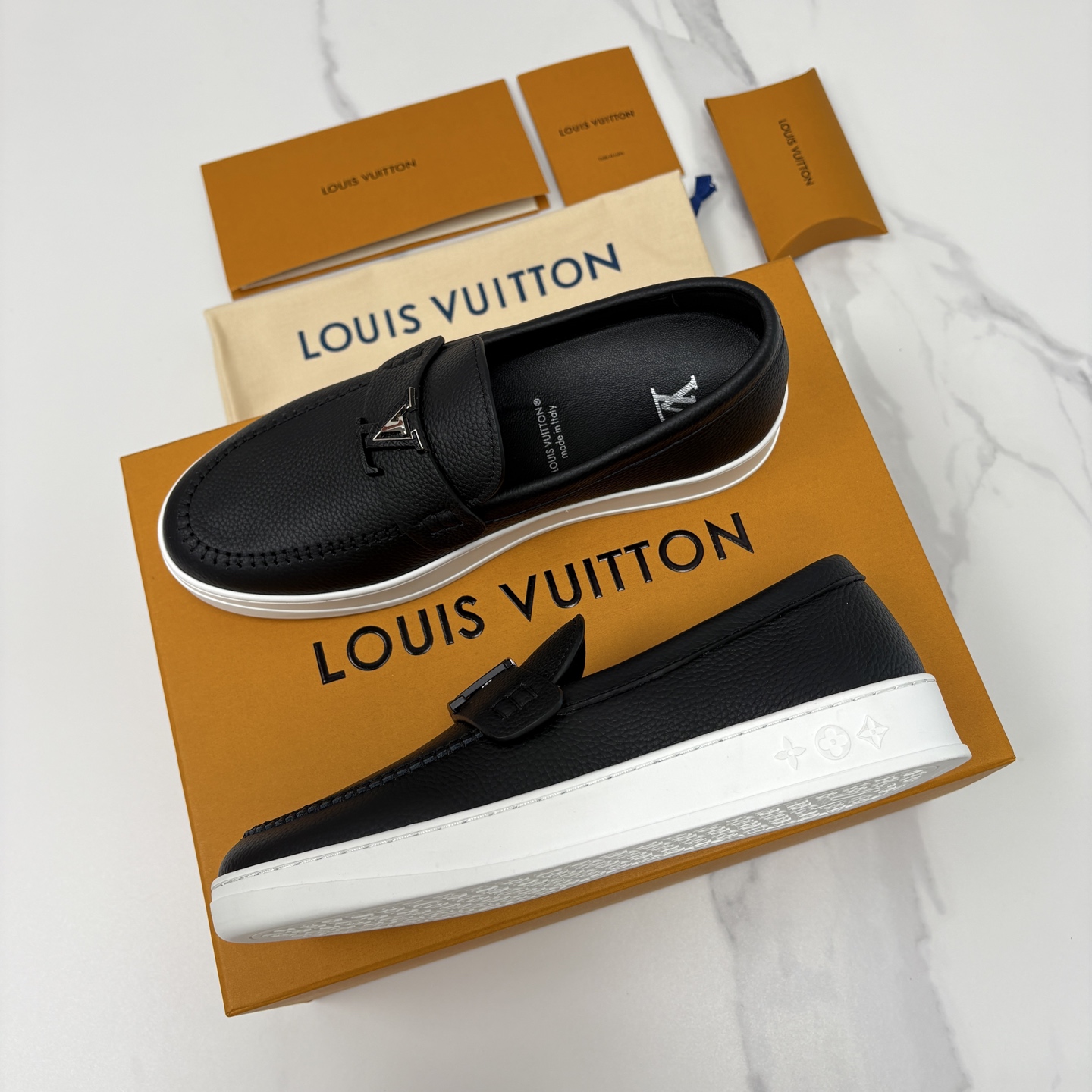 💋💍L 家新品 LOU*S VUITTO* 新品男士休闲乐福鞋 甄选进口头层牛皮/反绒牛皮制成 。 鞋身