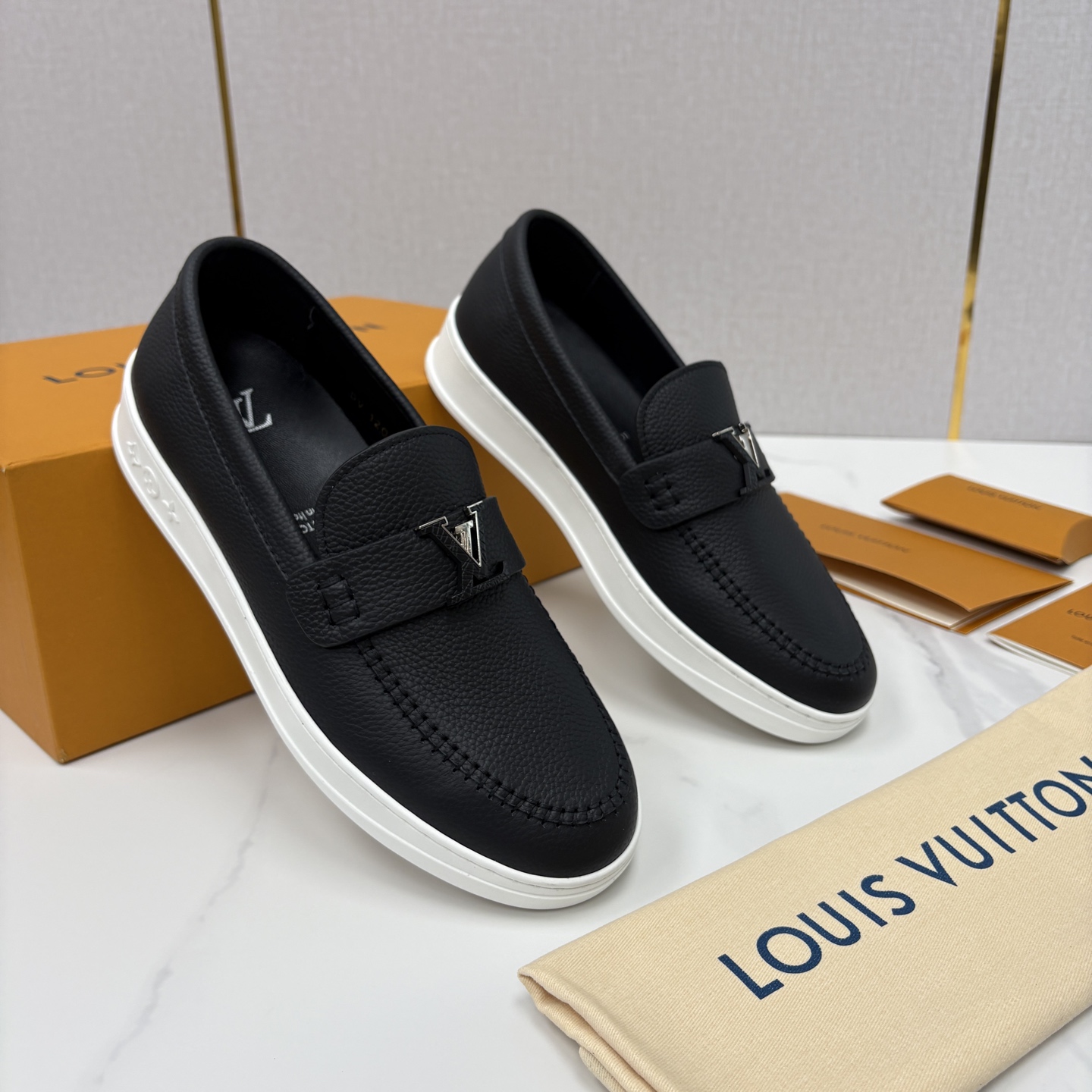 💋💍L 家新品 LOU*S VUITTO* 新品男士休闲乐福鞋 甄选进口头层牛皮/反绒牛皮制成 。 鞋身