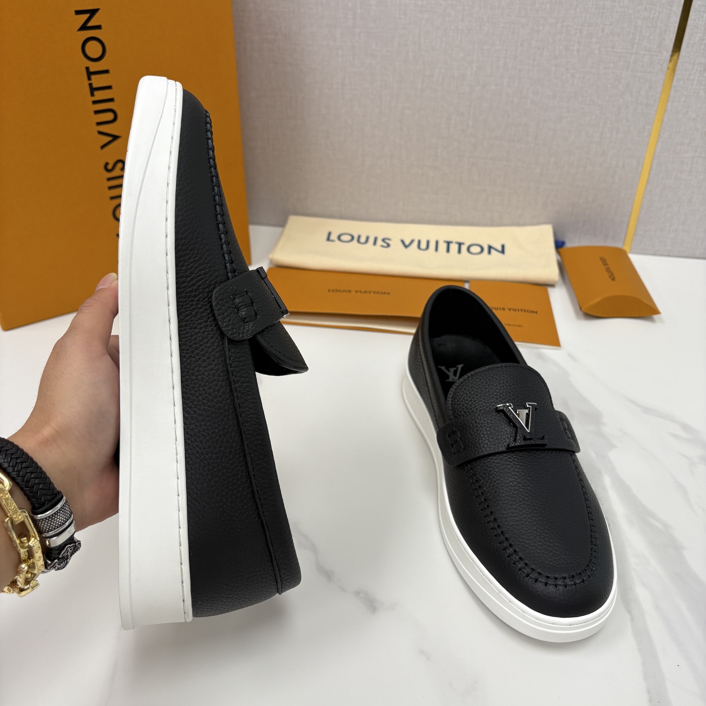 💋💍L 家新品 LOU*S VUITTO* 新品男士休闲乐福鞋 甄选进口头层牛皮/反绒牛皮制成 。 鞋身