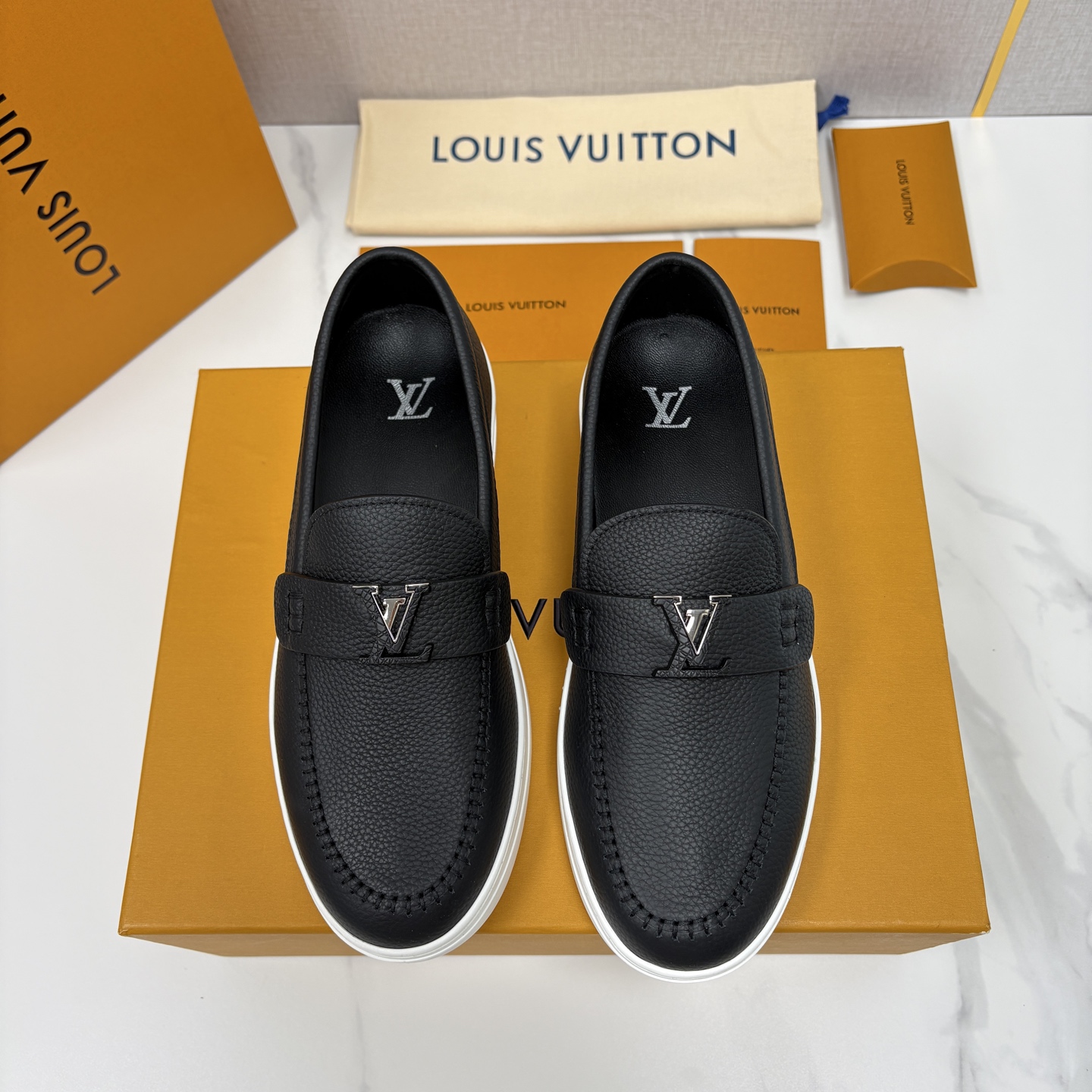💋💍L 家新品 LOU*S VUITTO* 新品男士休闲乐福鞋 甄选进口头层牛皮/反绒牛皮制成 。 鞋身
